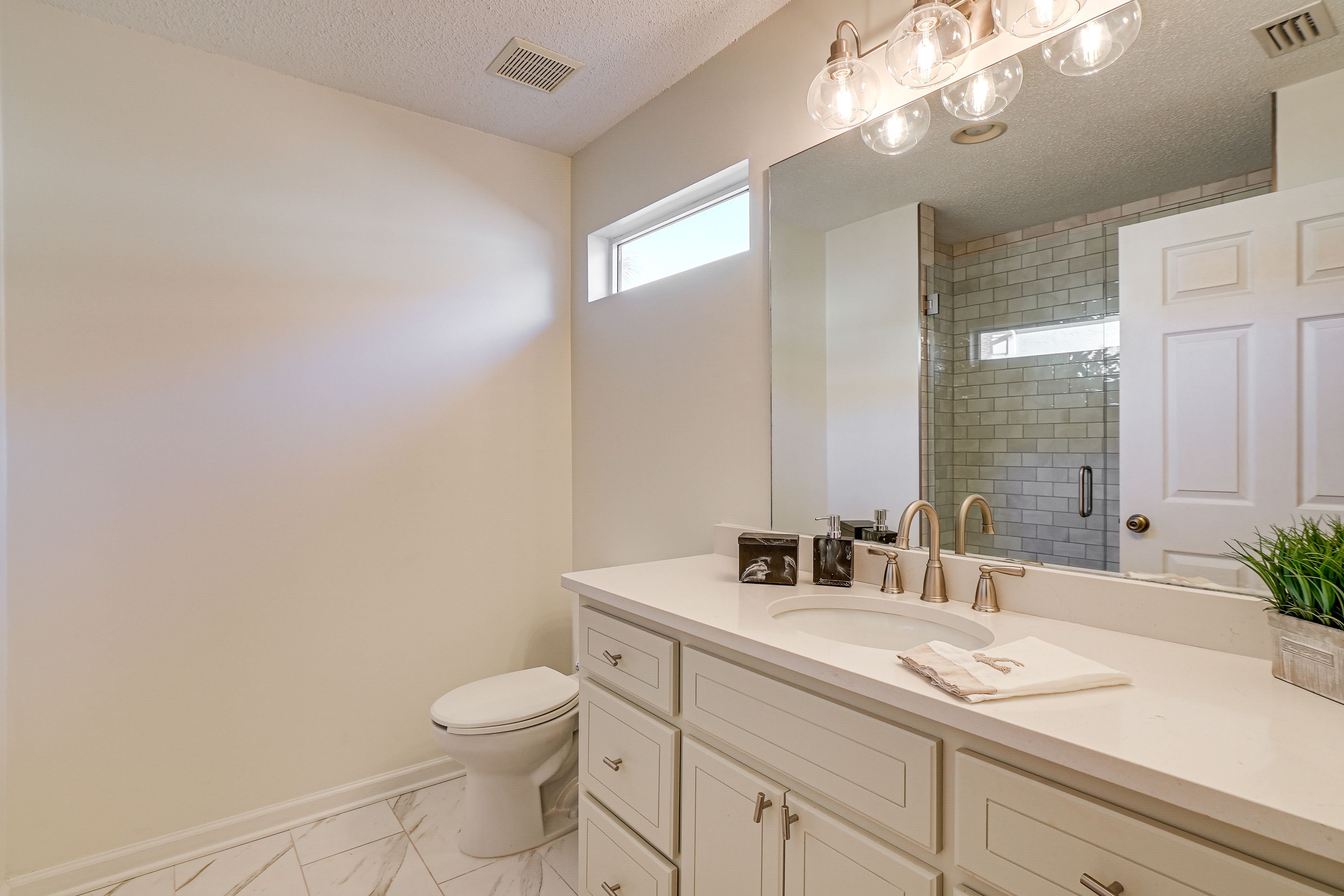 En-Suite Bathroom | Towels Provided
