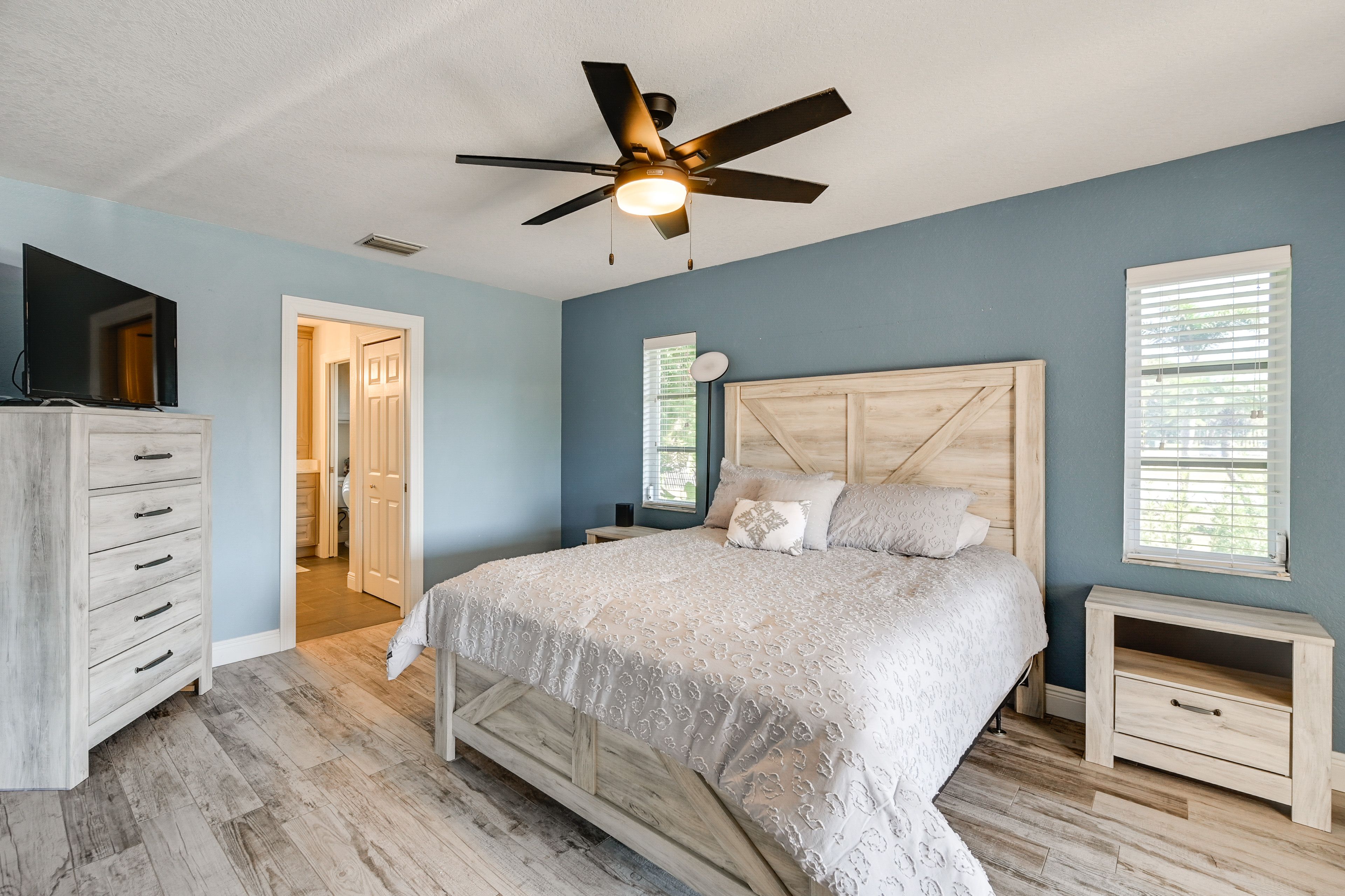 Bedroom 1 | Queen Bed