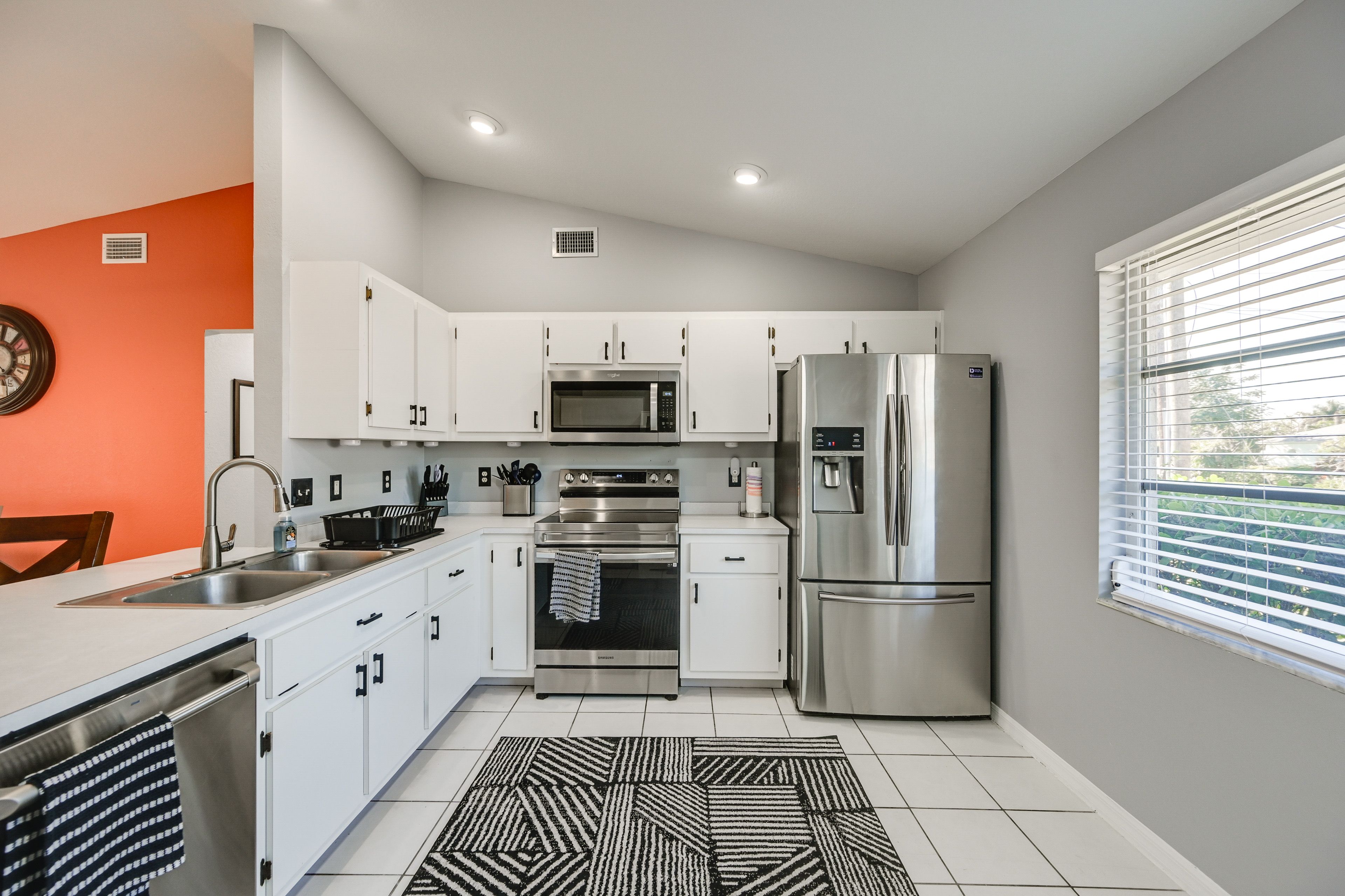 Single-Story Home | Breakfast Bar & Dining Table