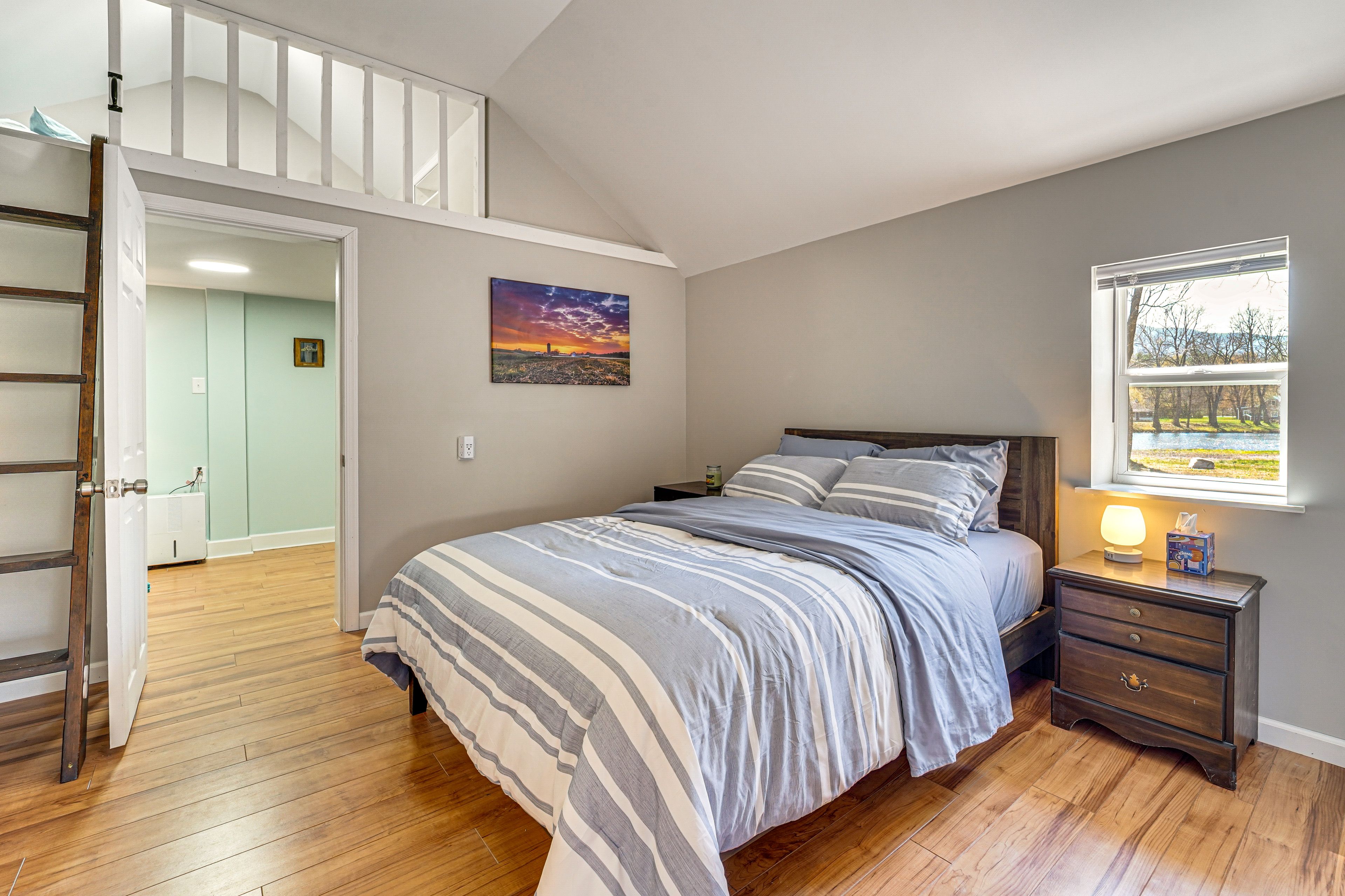 Bedroom 1 | Queen Bed