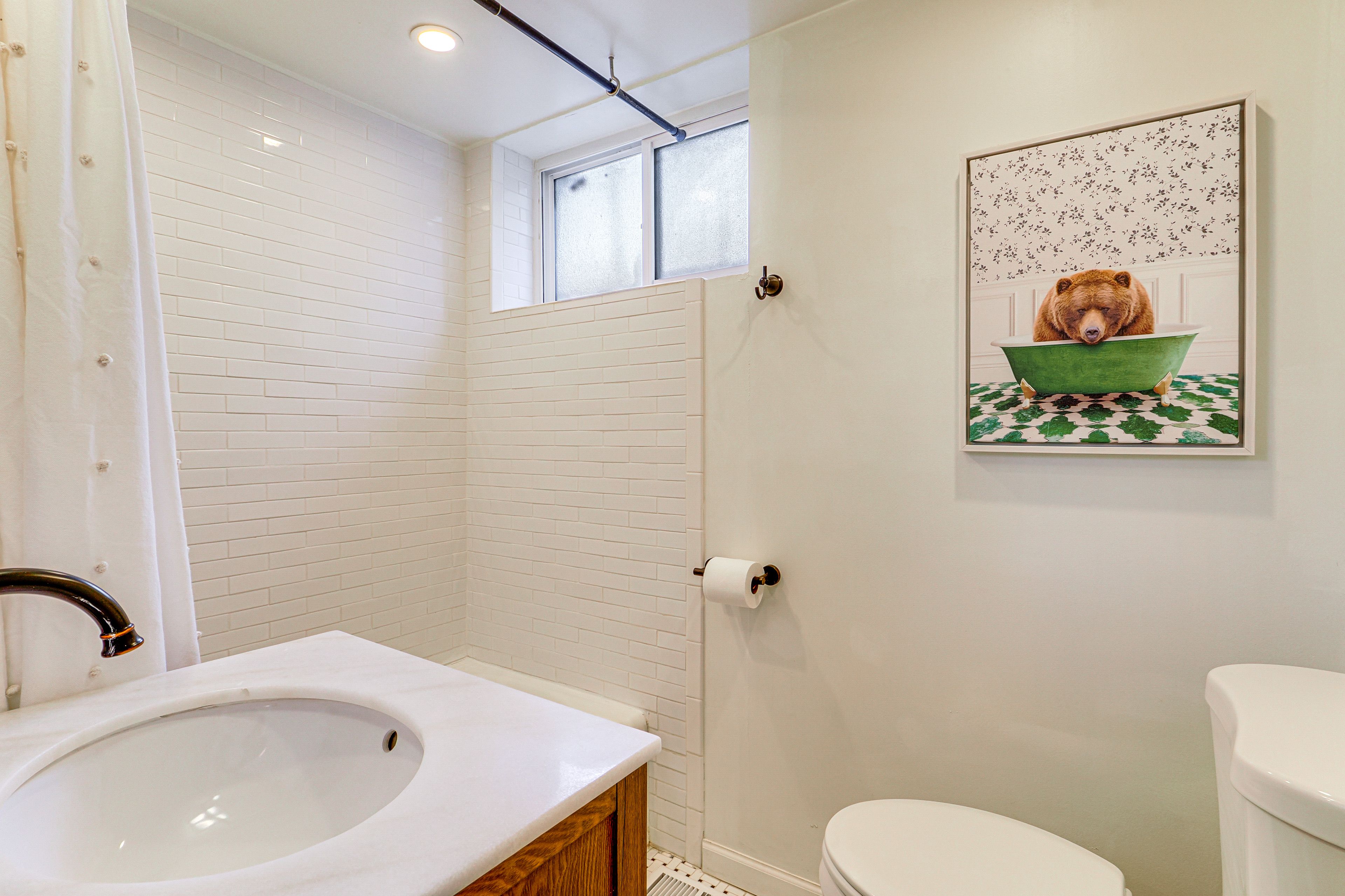 Full Bathroom | Towels Provided | Complimentary Toiletries