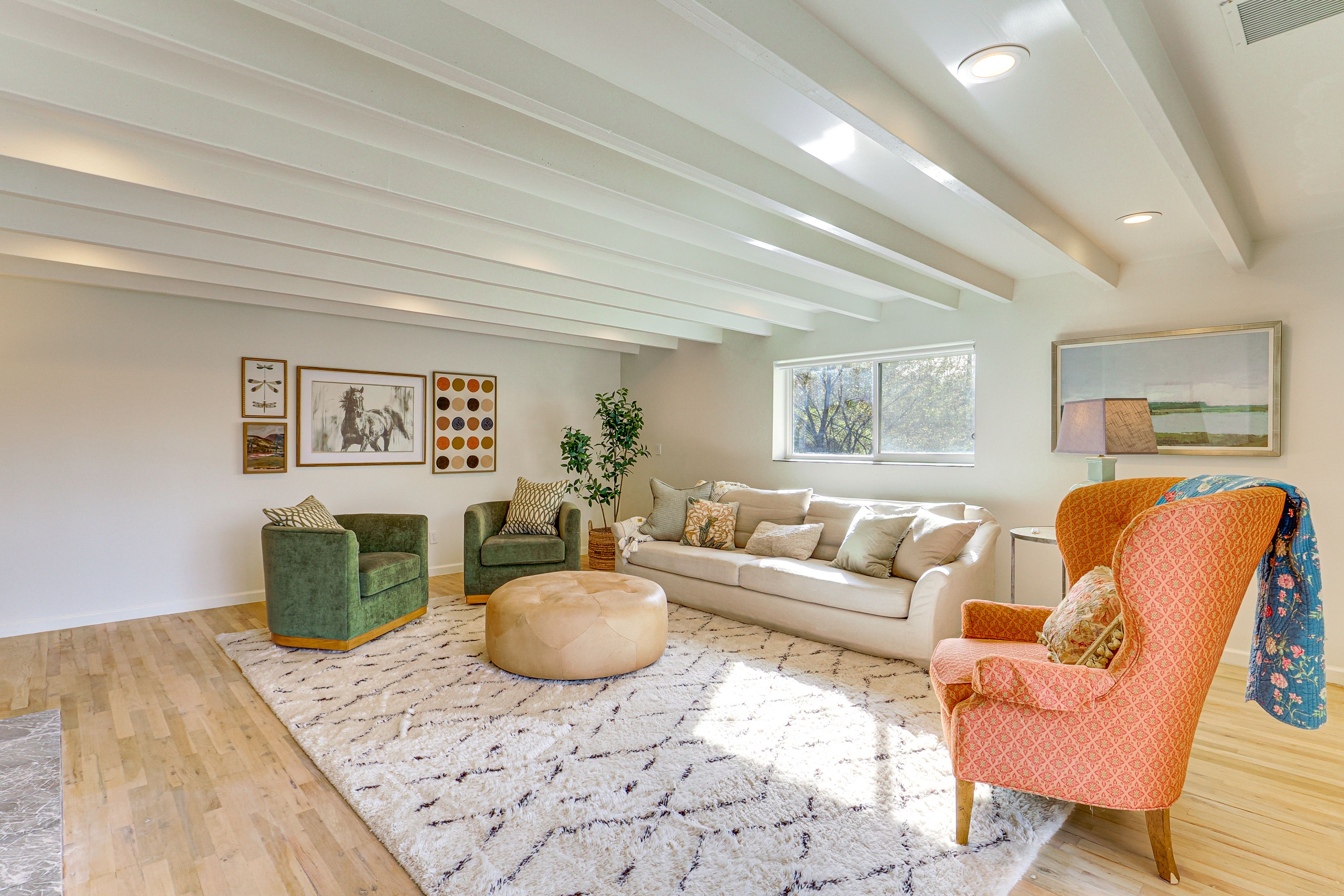 Living Room | Smart TV | Books/Board Games