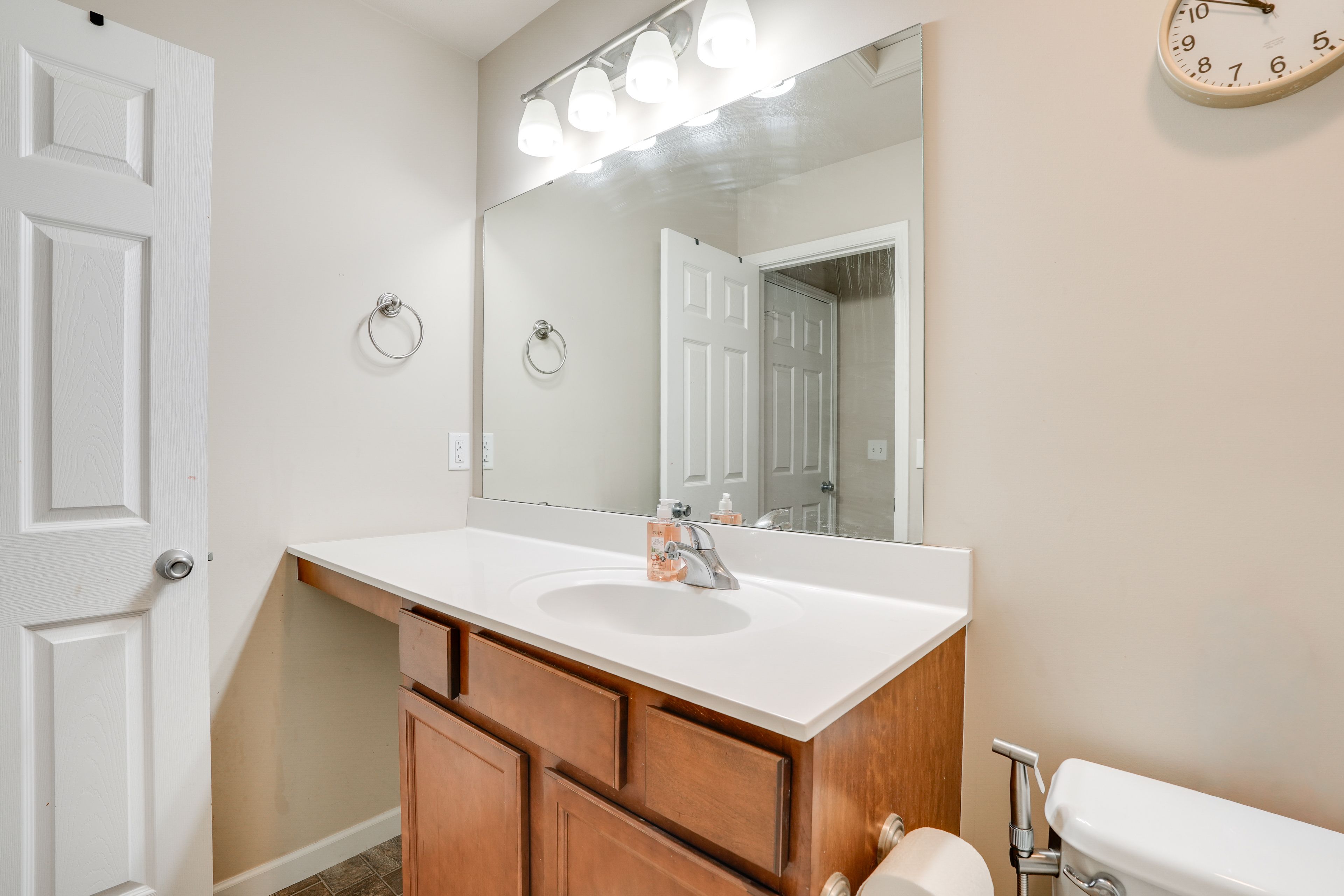 Full Bathroom | Towels Provided | 2nd Floor