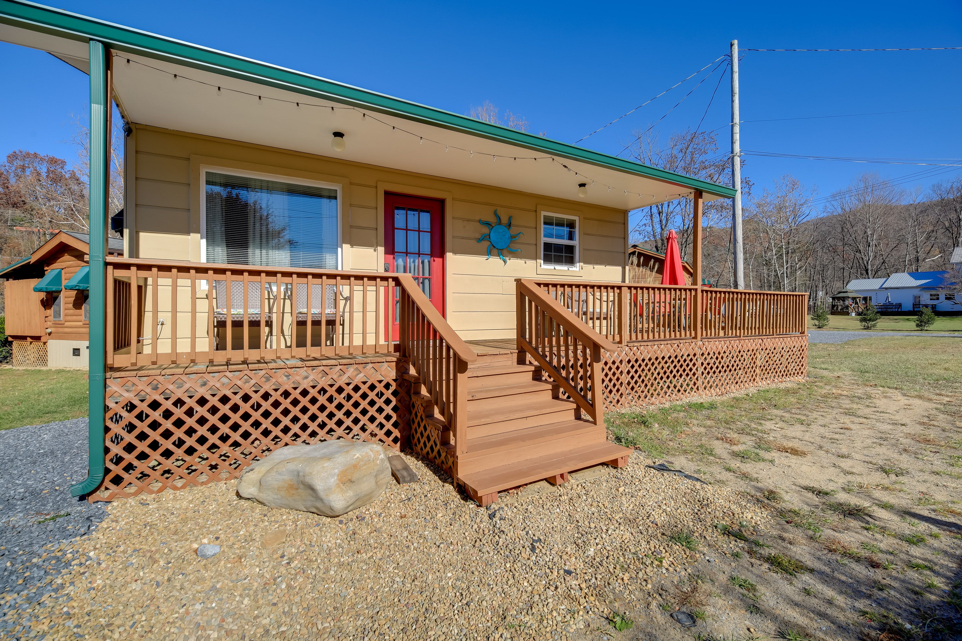 Damascus Vacation Rental | 2BR | 1BA | 900 Sq Ft | 7 Steps to Access