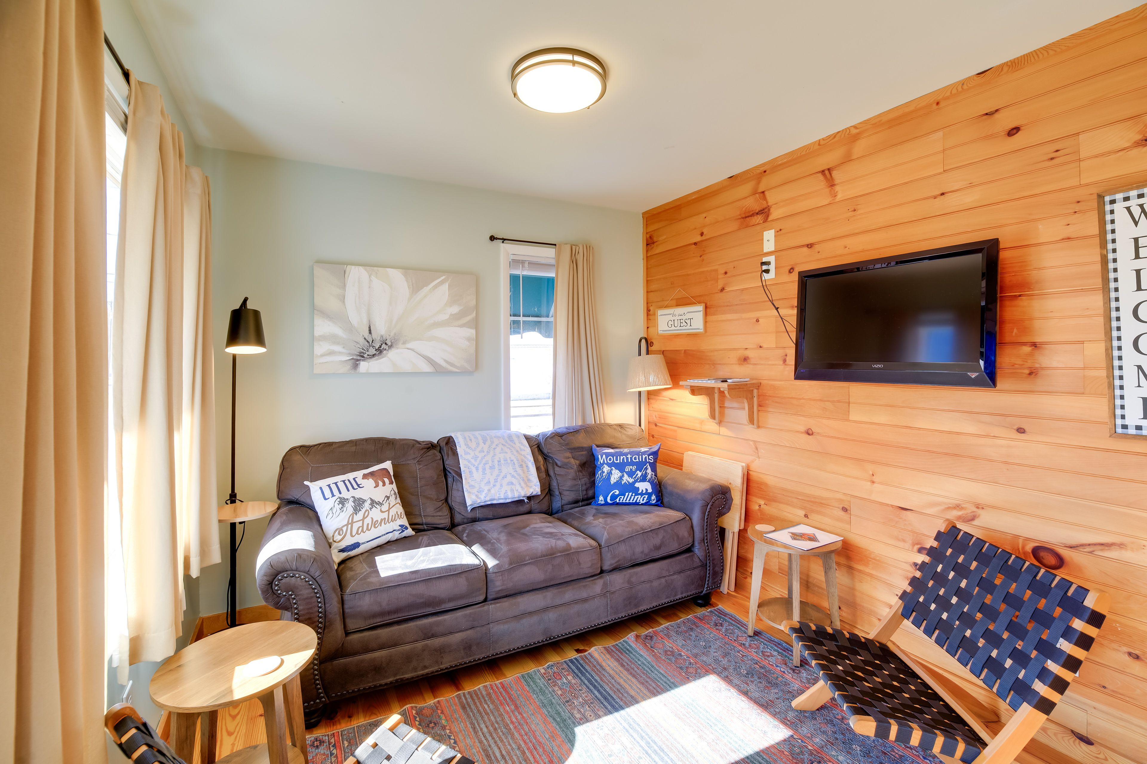 Living Room | Free WiFi | Queen Sleeper Sofa