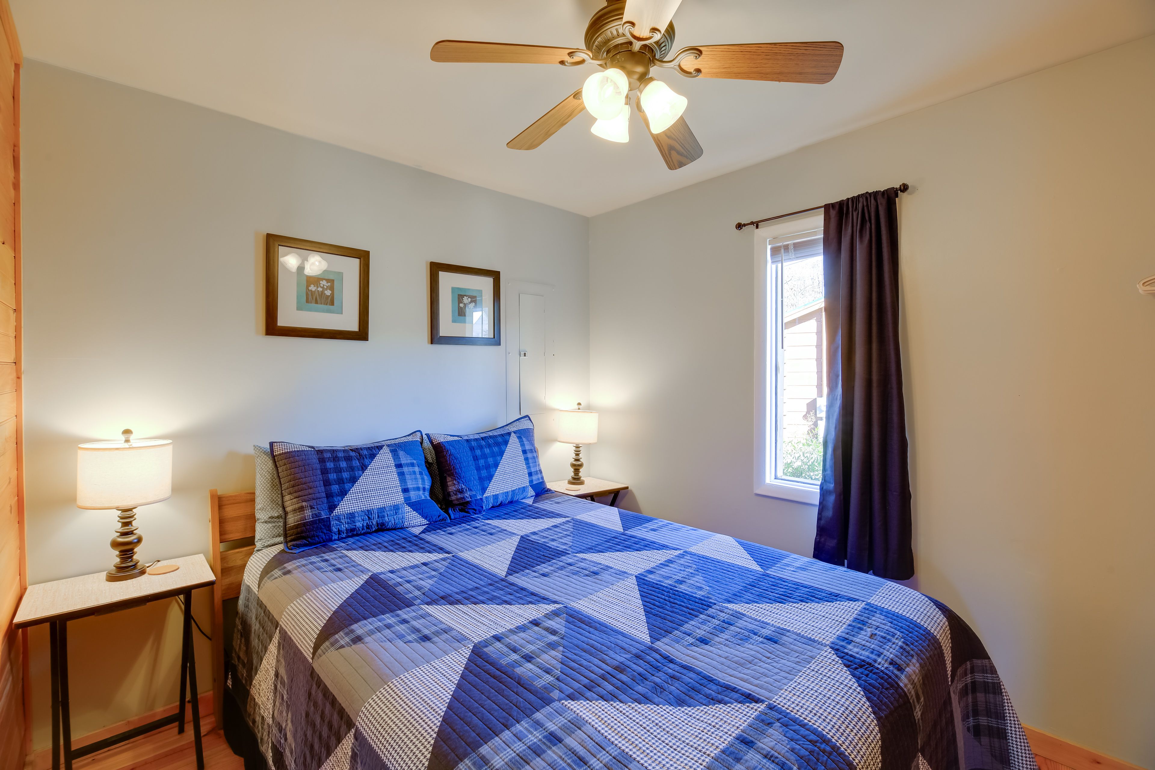 Bedroom 1 | Queen Bed