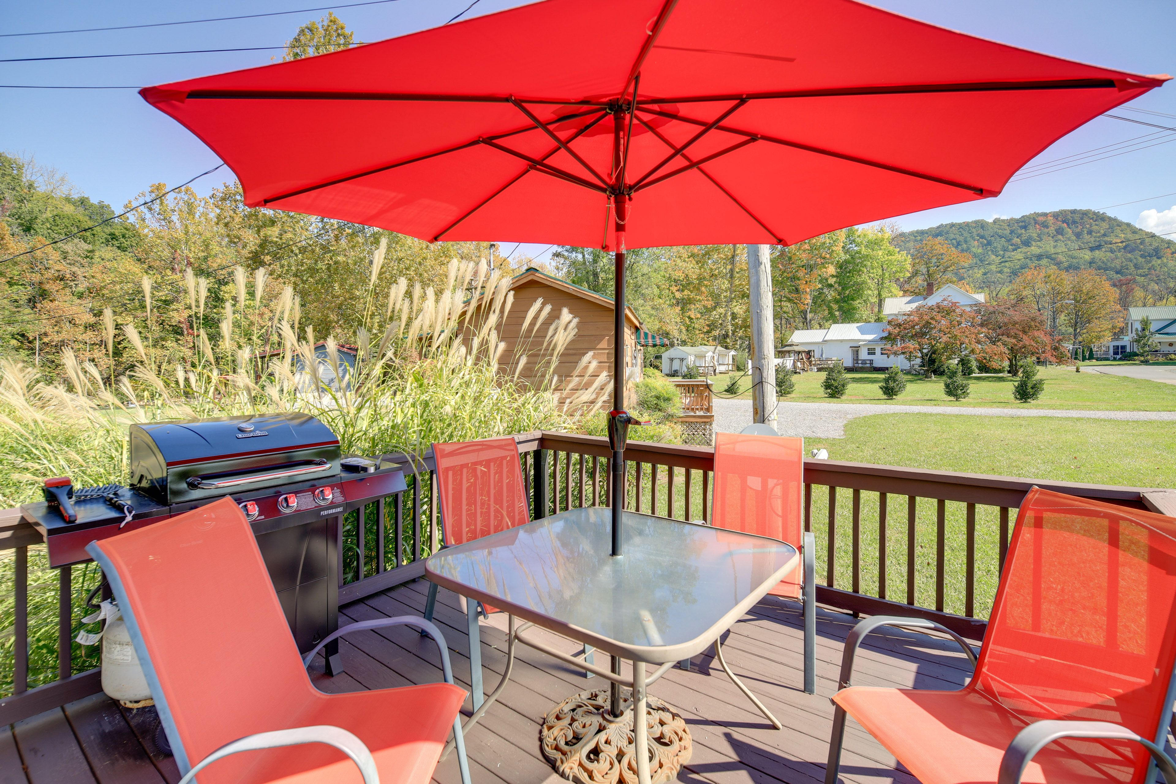 Deck | Outdoor Dining Area | Gas Grill