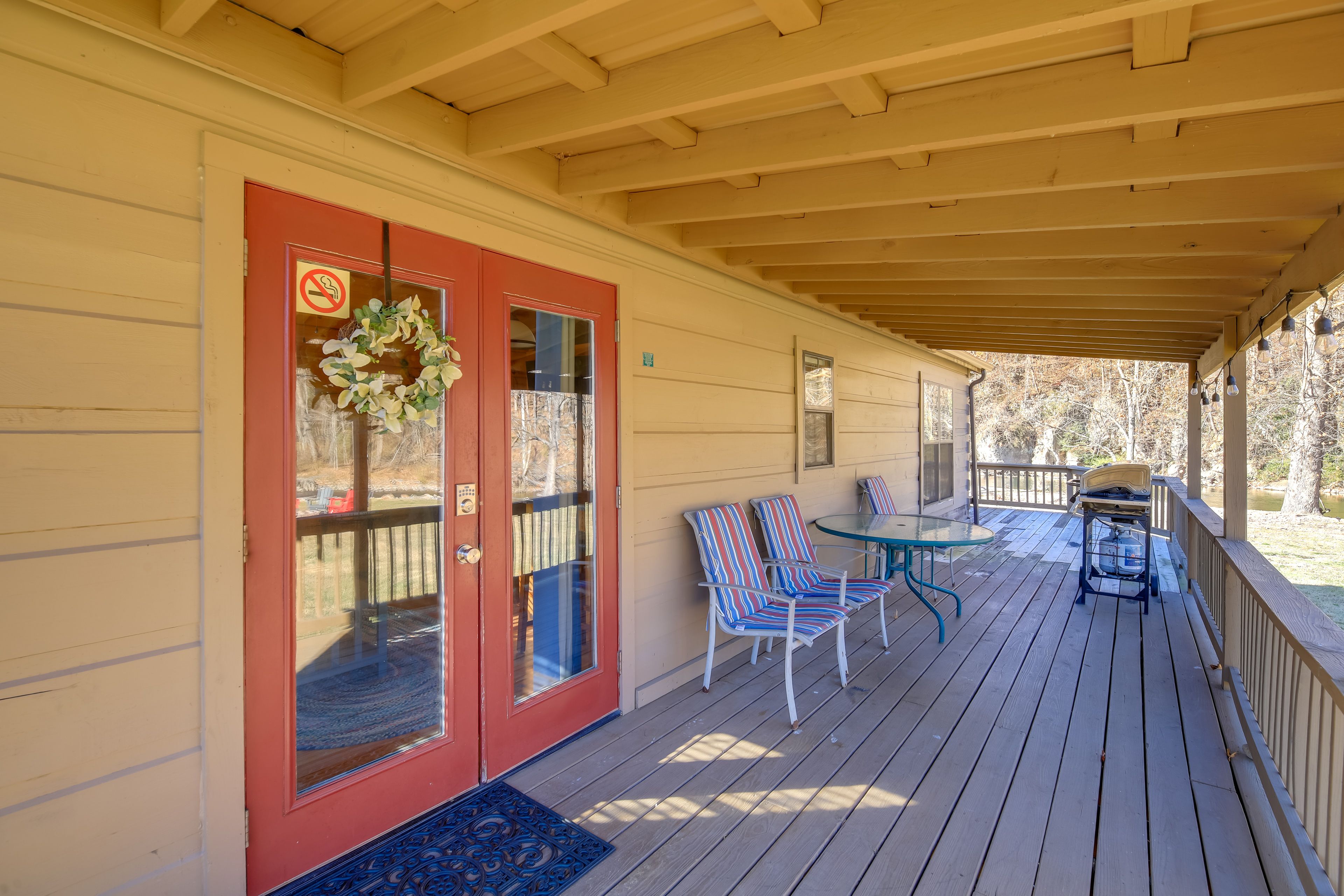 Deck | Outdoor Dining Area | Gas Grill