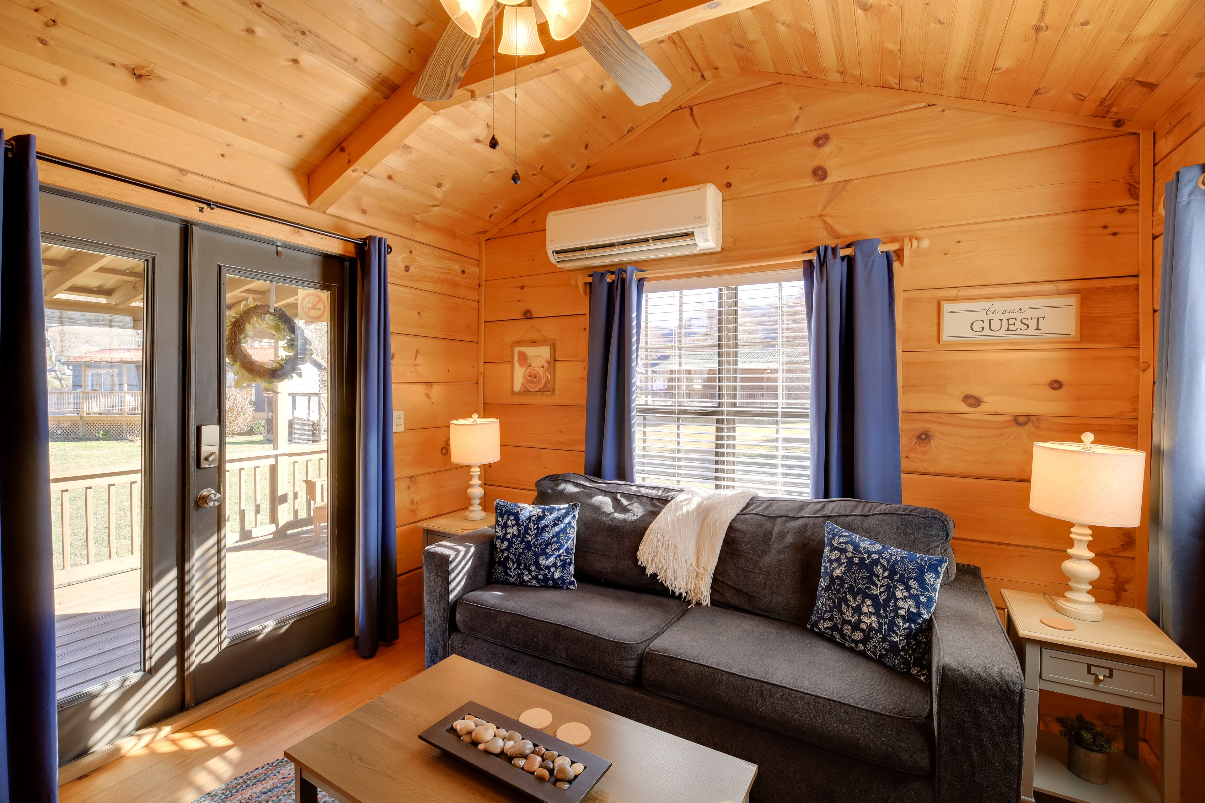 Living Room | Free WiFi | Smart TV | Queen Sleeper Sofa