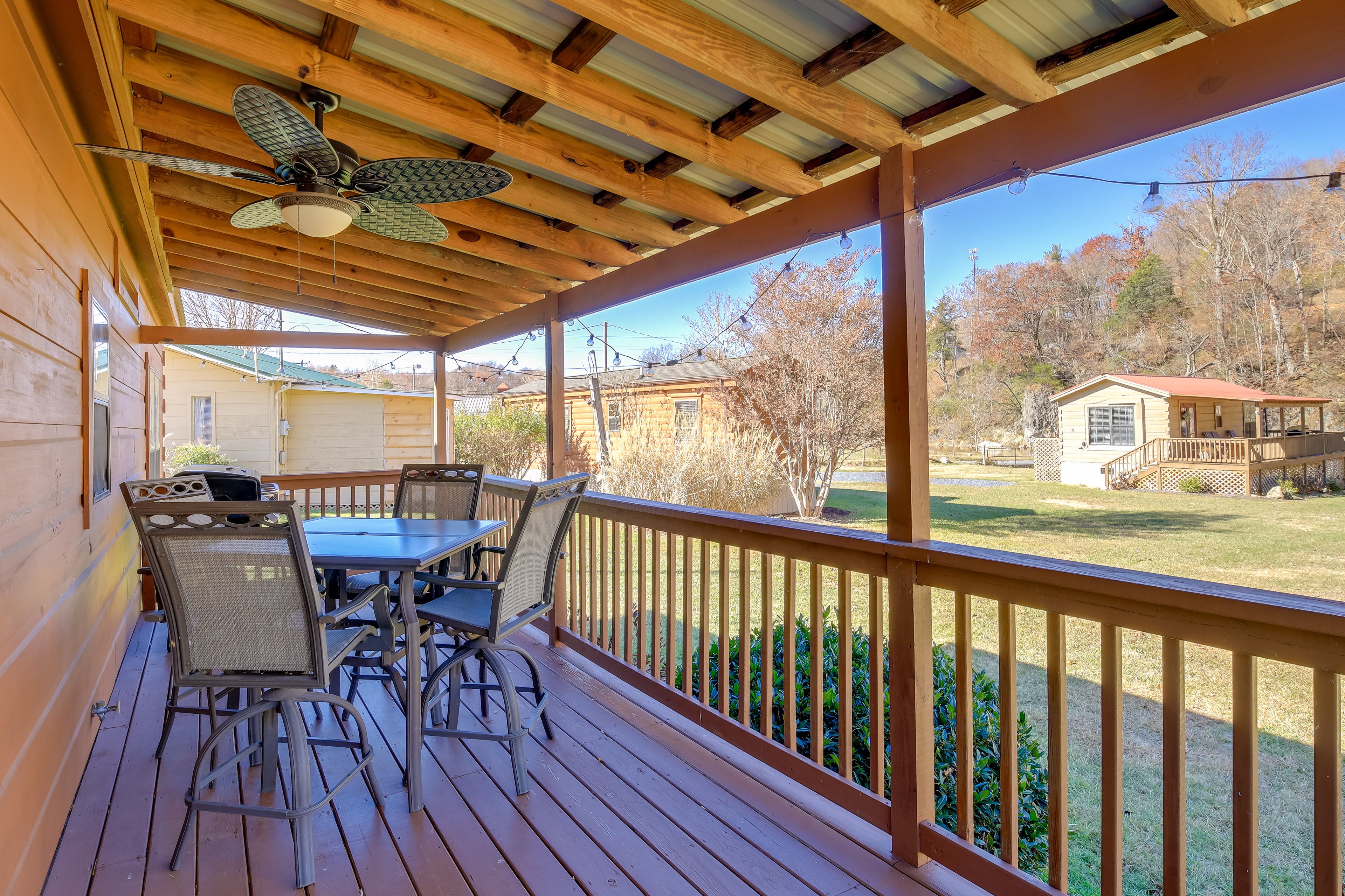 Deck | Outdoor Dining Area | Gas Grill