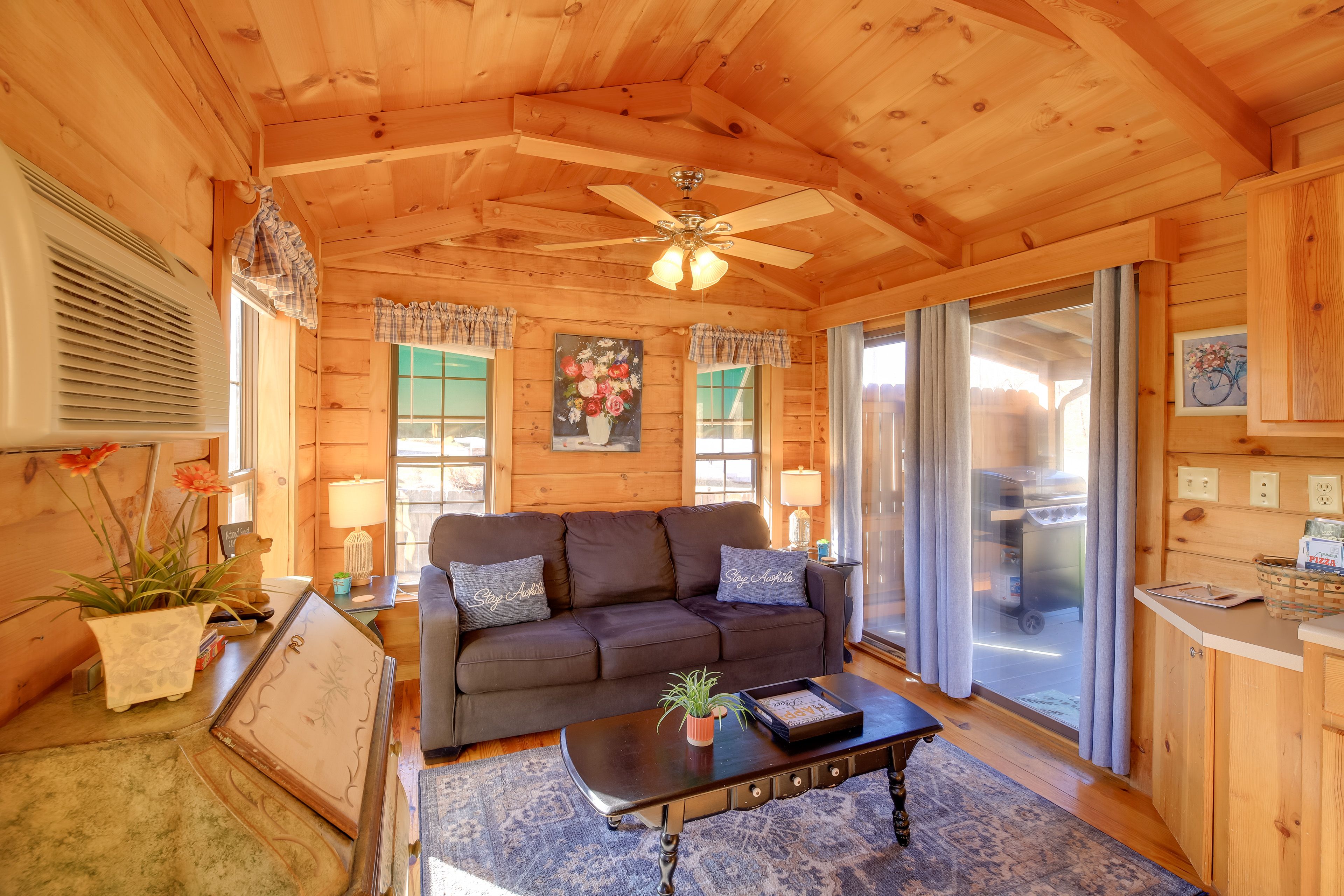 Living Room | Free WiFi | Smart TV | Queen Sleeper Sofa