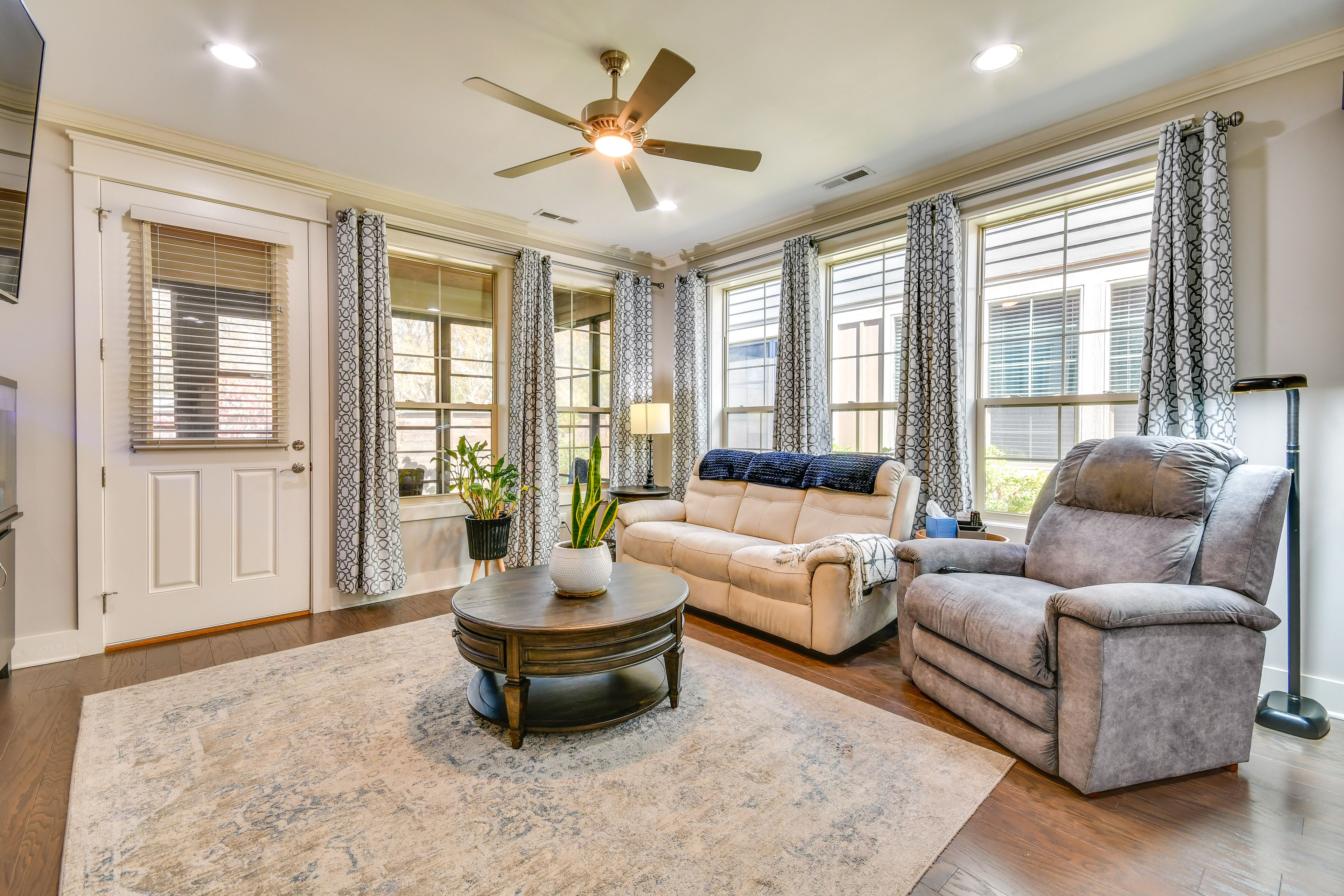 Living Room | Smart TV | Free WiFi (1 Gbps)