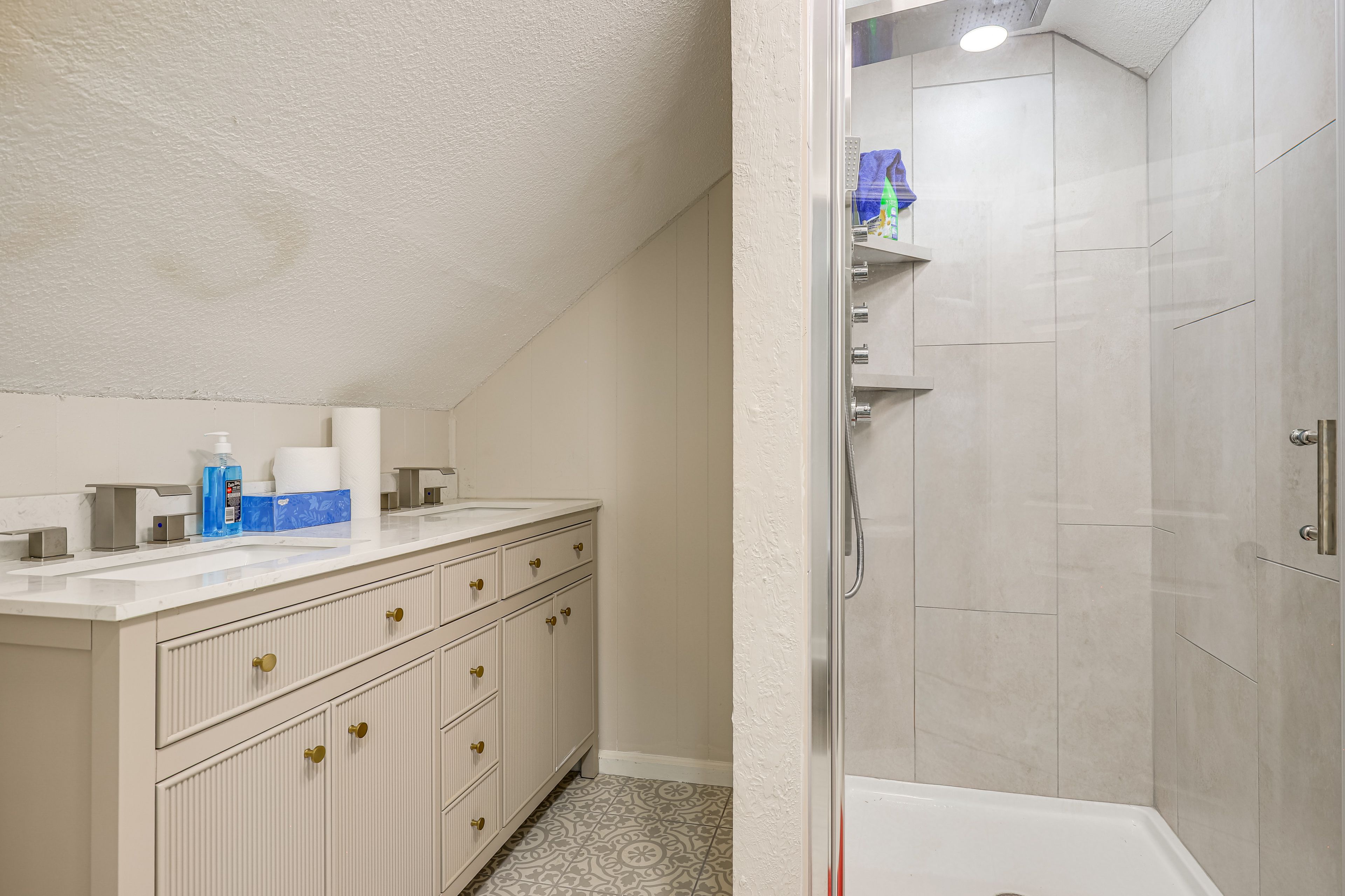 En-Suite Bathroom | 2nd Floor