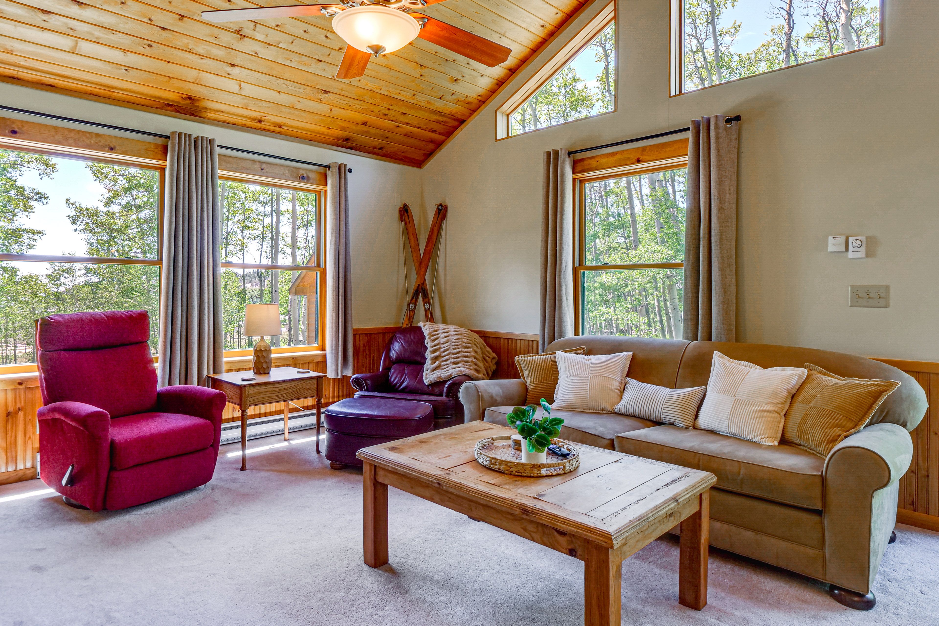 Living Room | Smart TV | Gas-Log Stove Fireplace (Automatic)