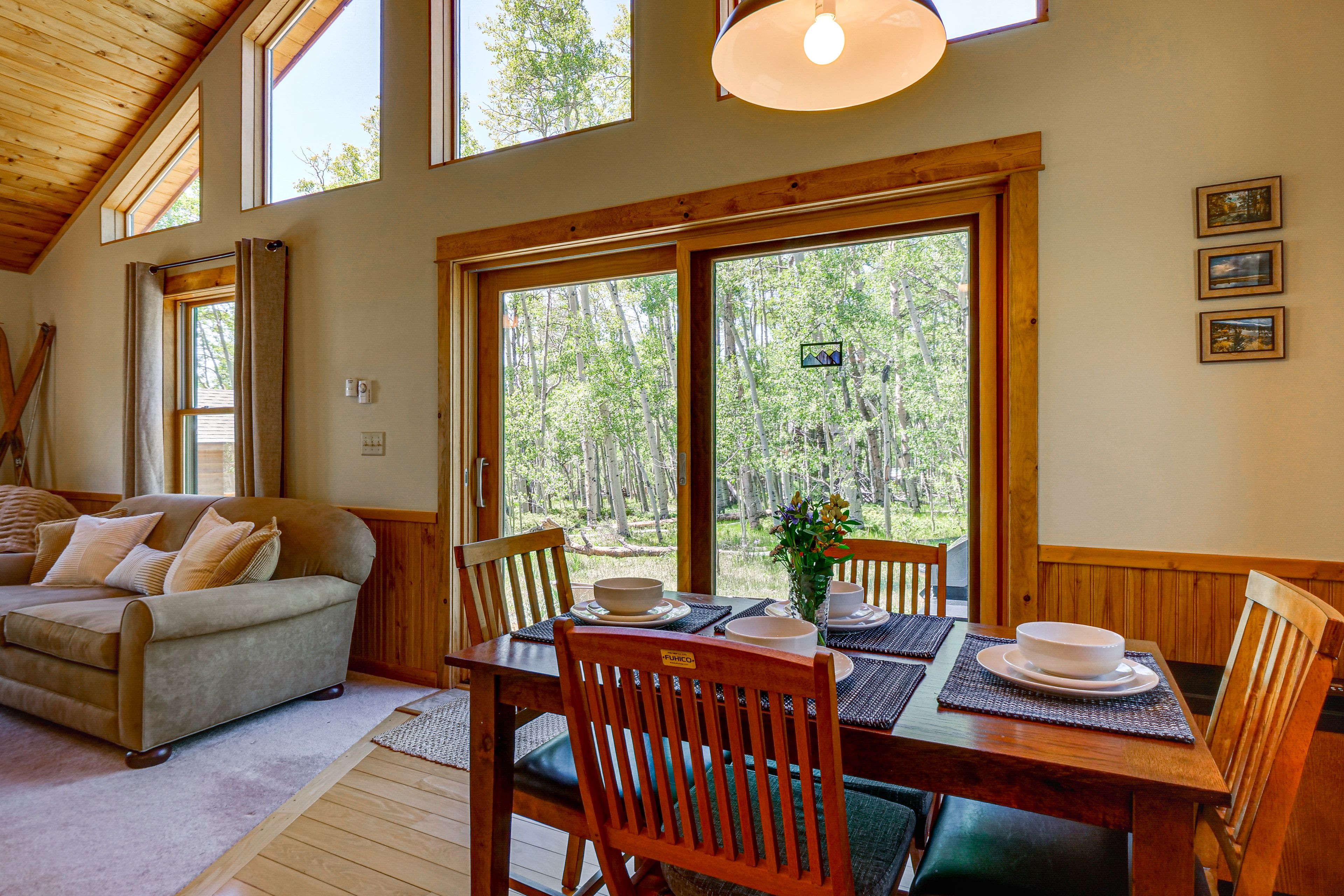 Dining Area | Dishware/Flatware Provided