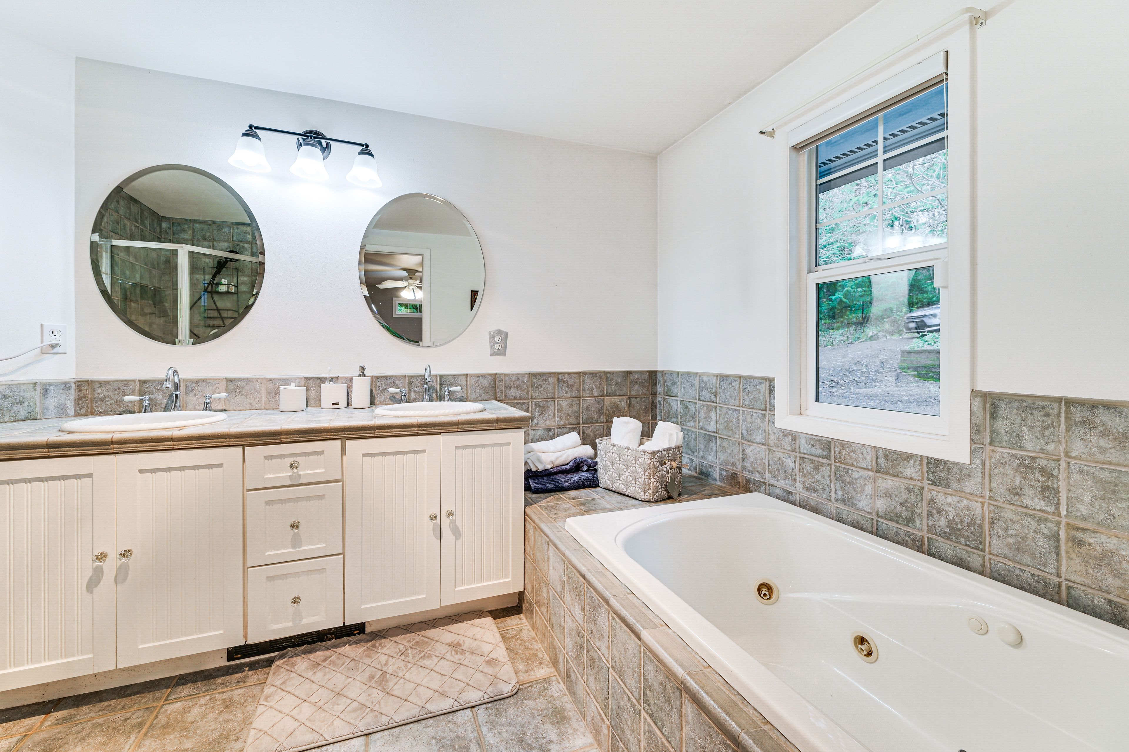 En-Suite Bath | Complimentary Toiletries | Towels Provided | 1st Floor