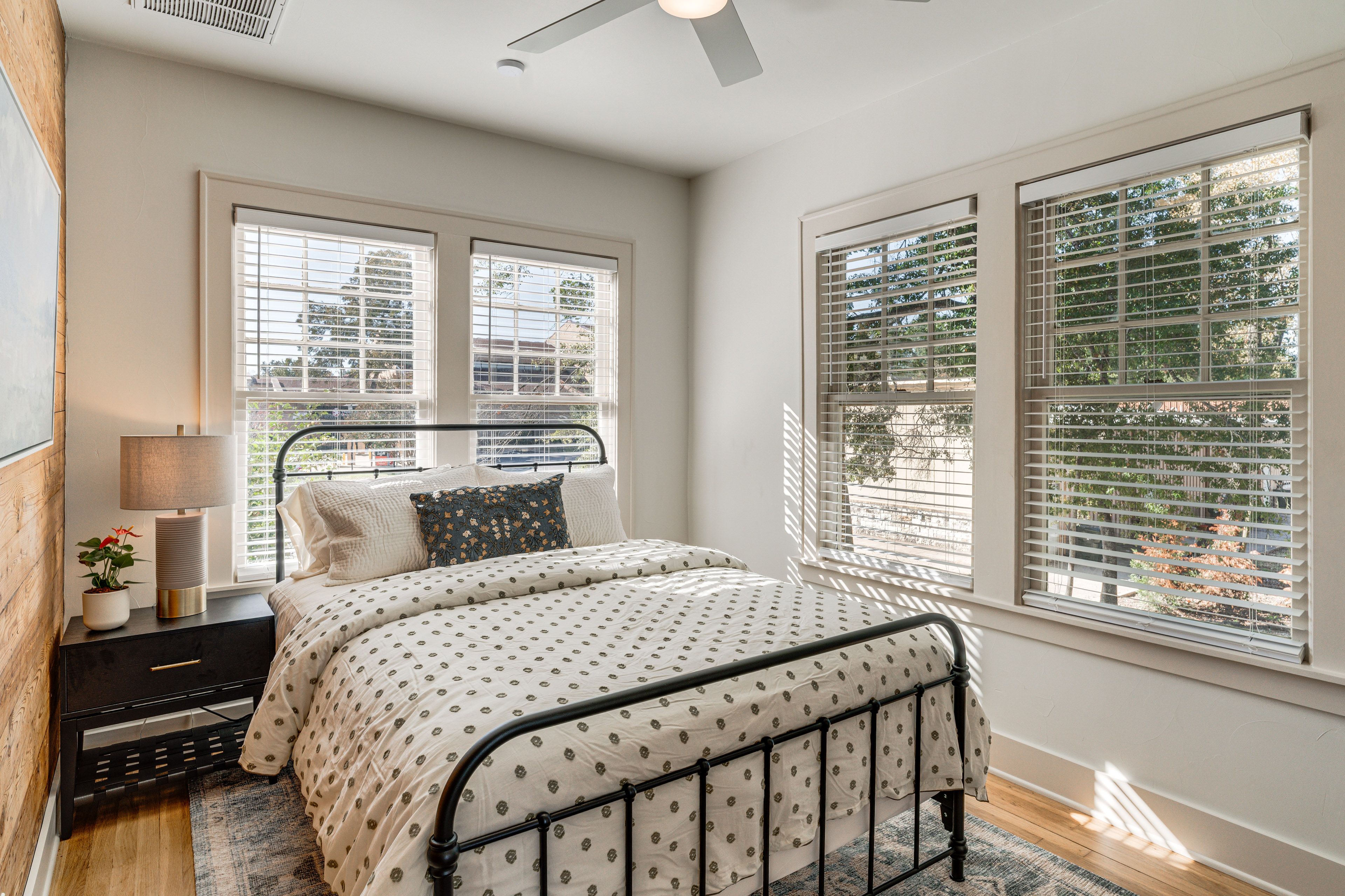 Bedroom 1 | Queen Bed