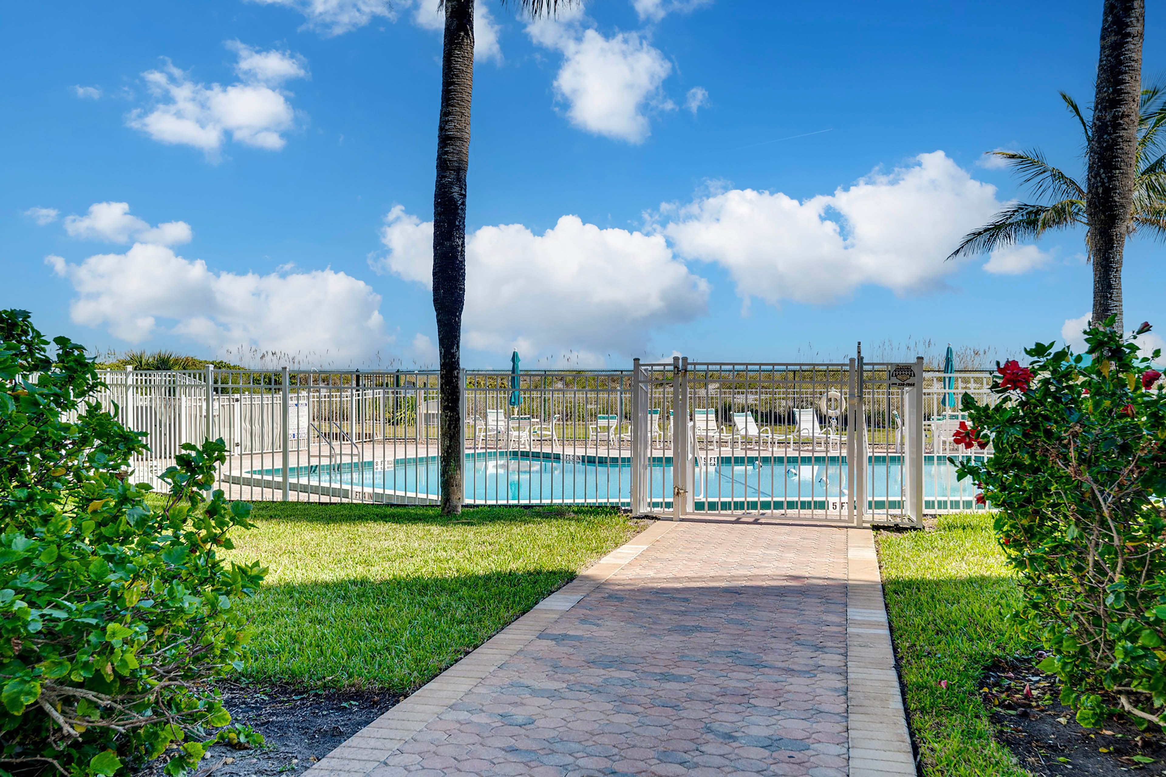 Community Amenities | Outdoor Pool Area | Picnic Tables | Gas Grill