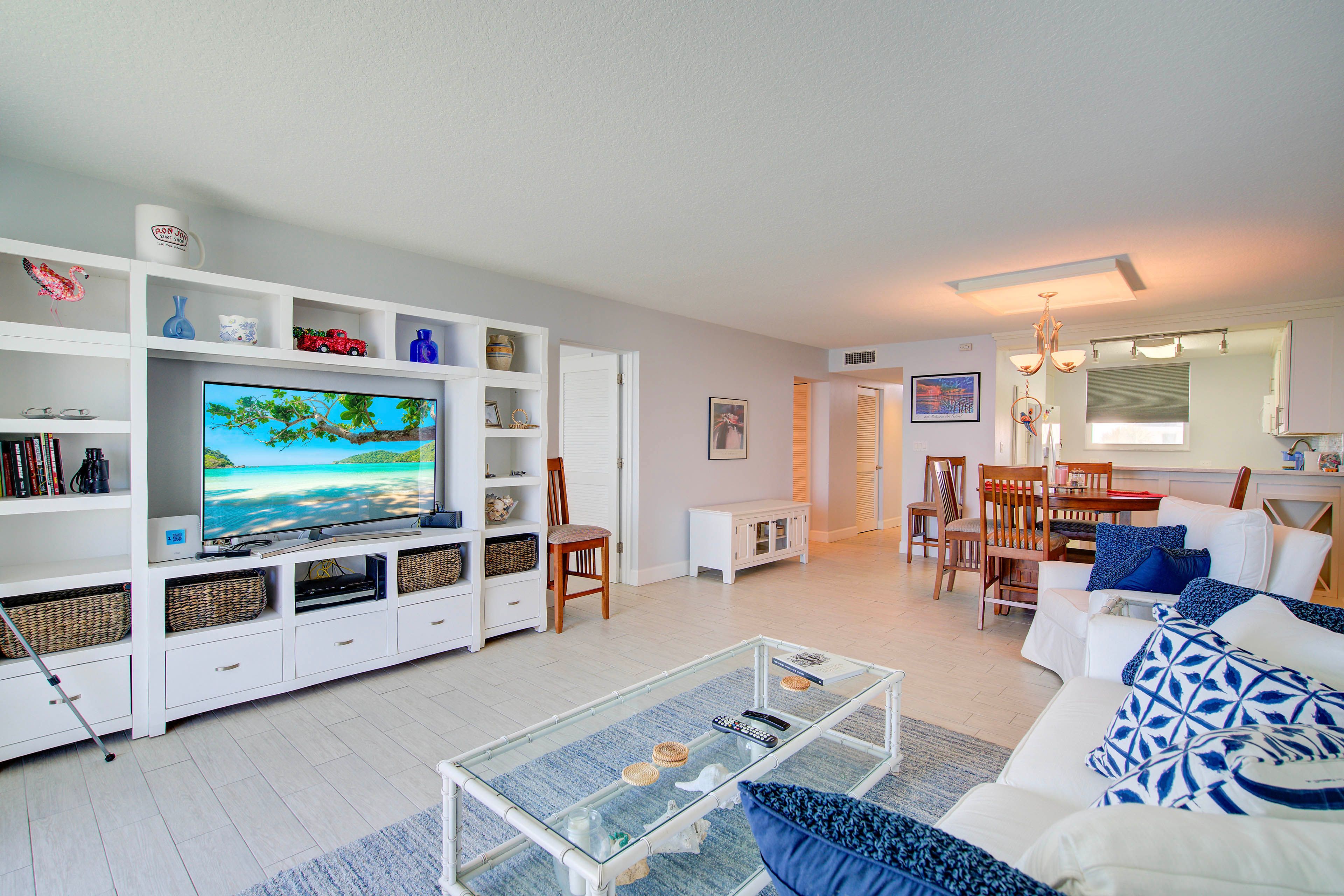 Living Room | Queen Sleeper Sofa | Smart TV | Free WiFi | Central Heating & A/C