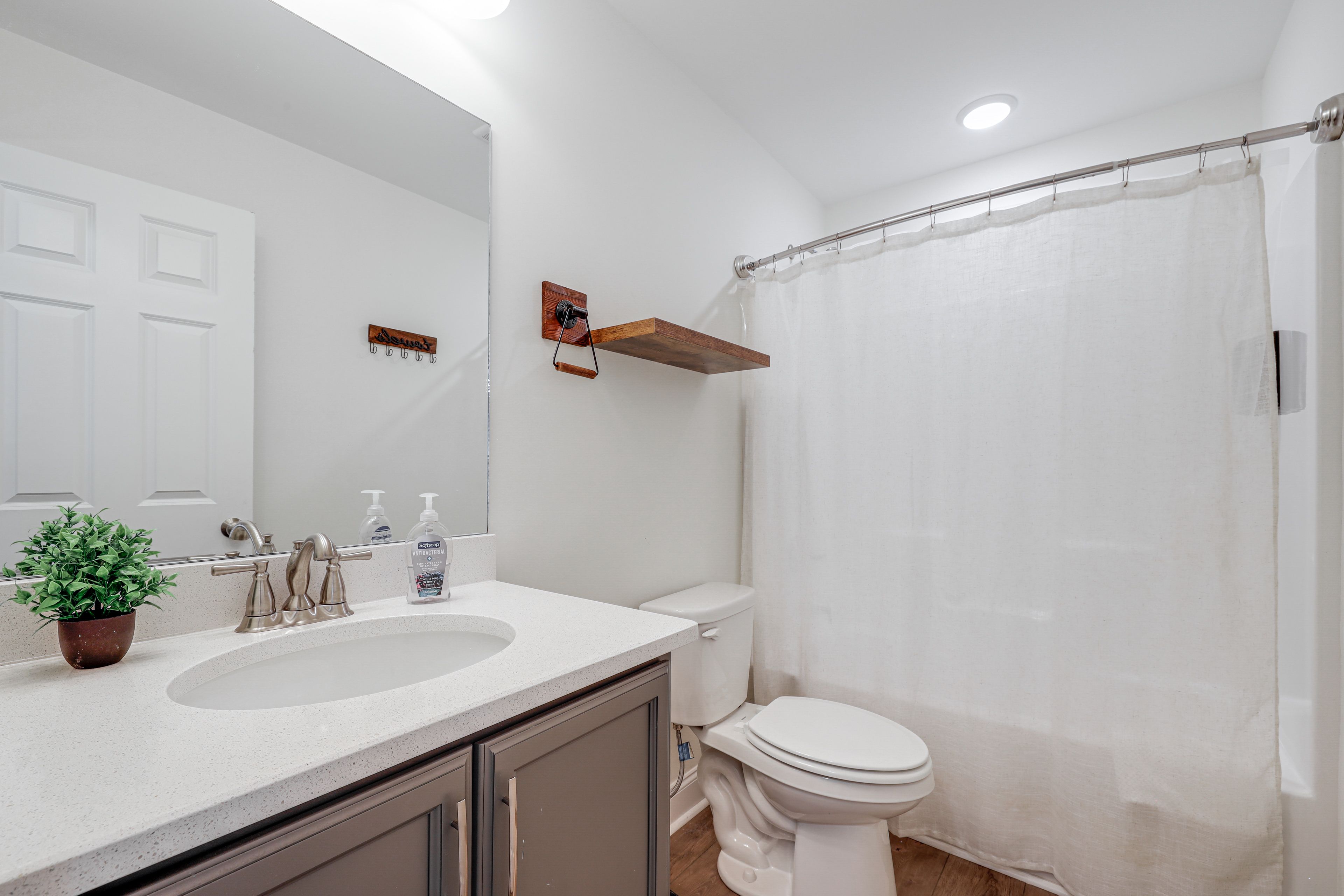 Full Bathroom | Upper Level