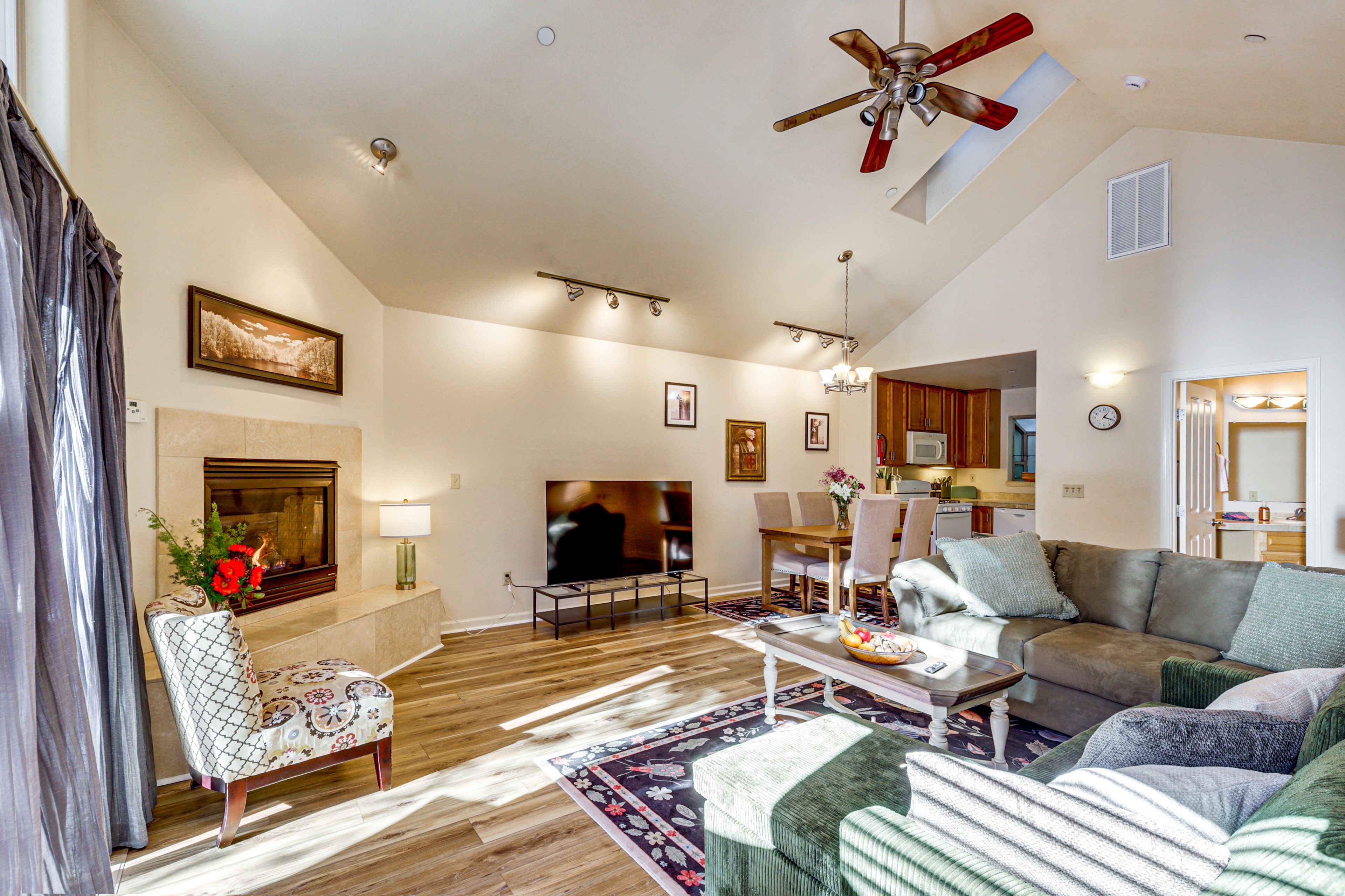 Living Room | 2nd Floor | Queen Sleeper Sofa | Smart TV | Free WiFi | Fireplace