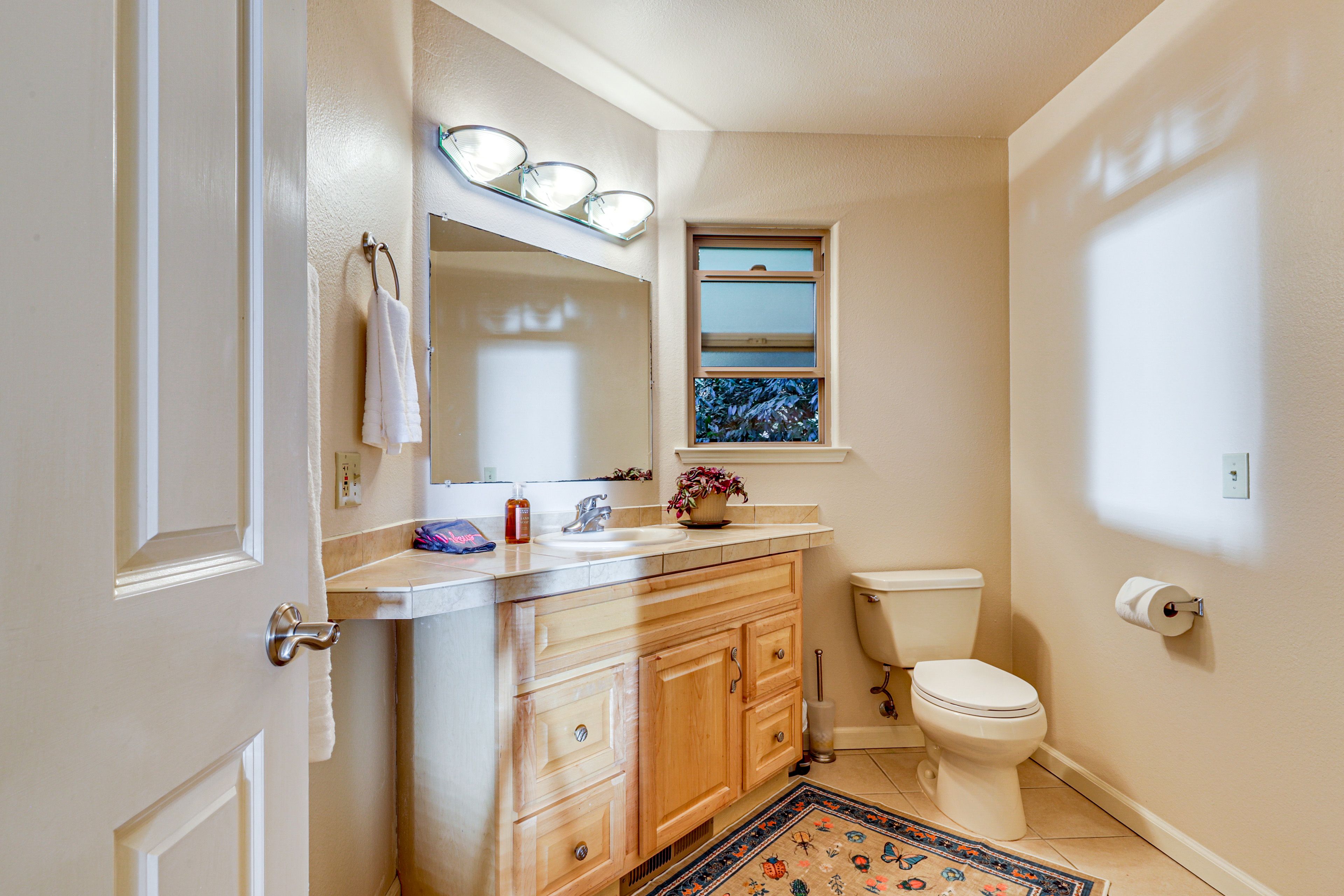 Full Bathroom | 2nd Floor | Towels Provided