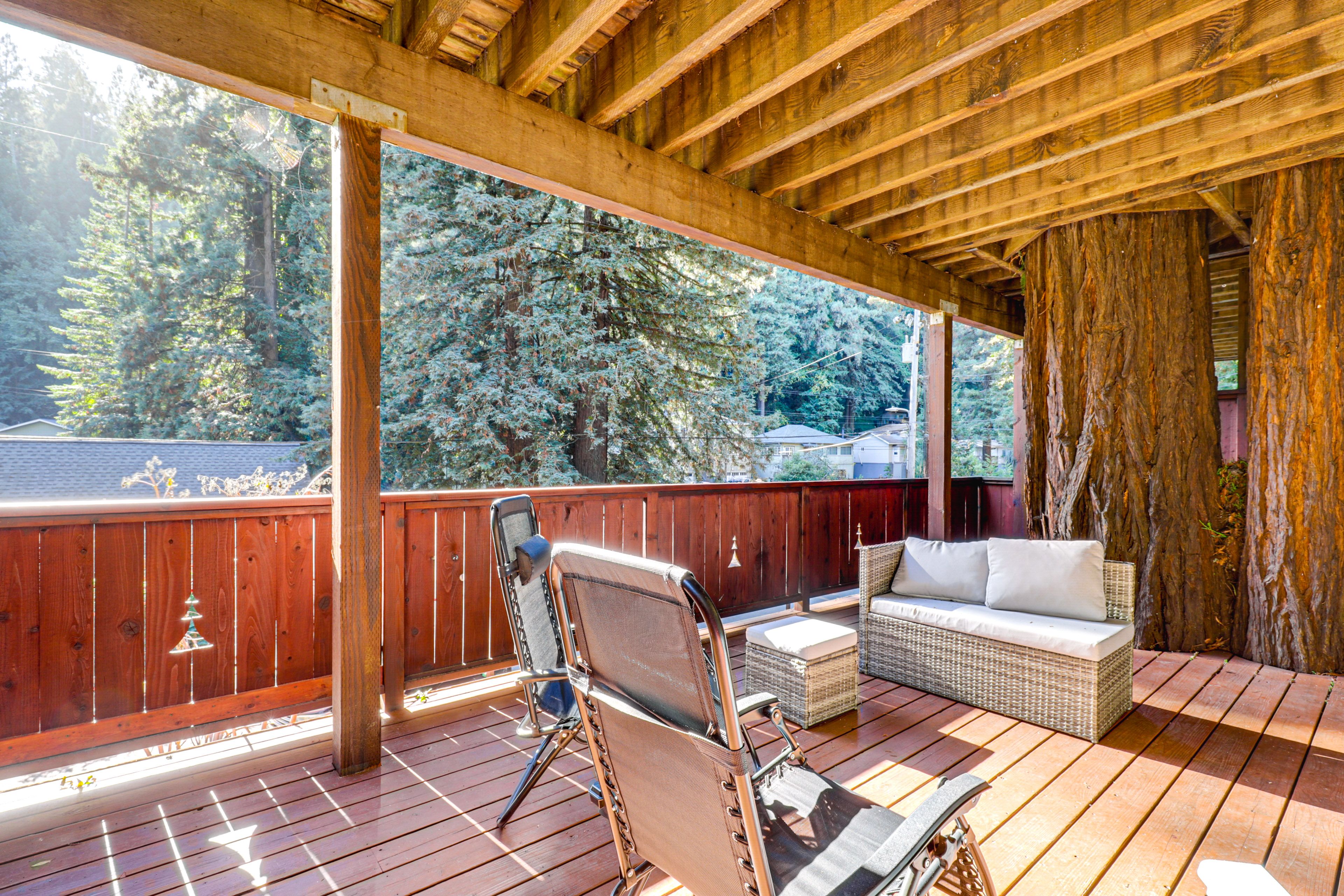 Lower-Level Deck | 2 Mi to Armstrong Redwoods Reserve