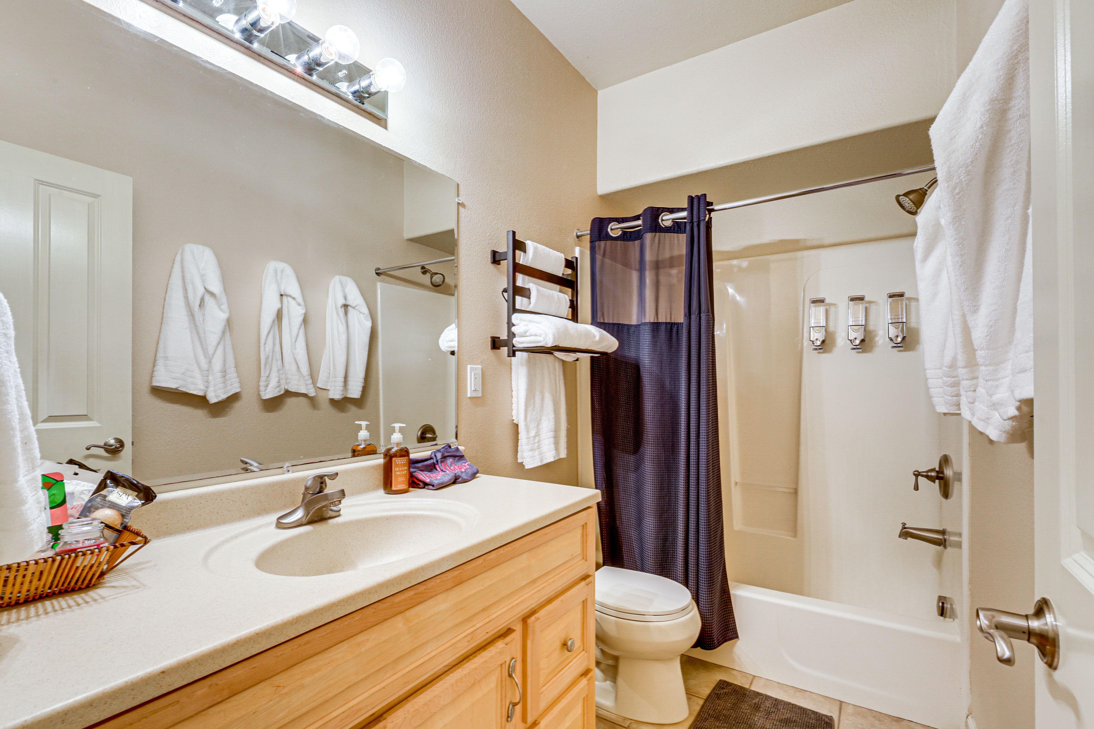Full Bathroom | 1st Floor | Complimentary Toiletries | Hair Dryer