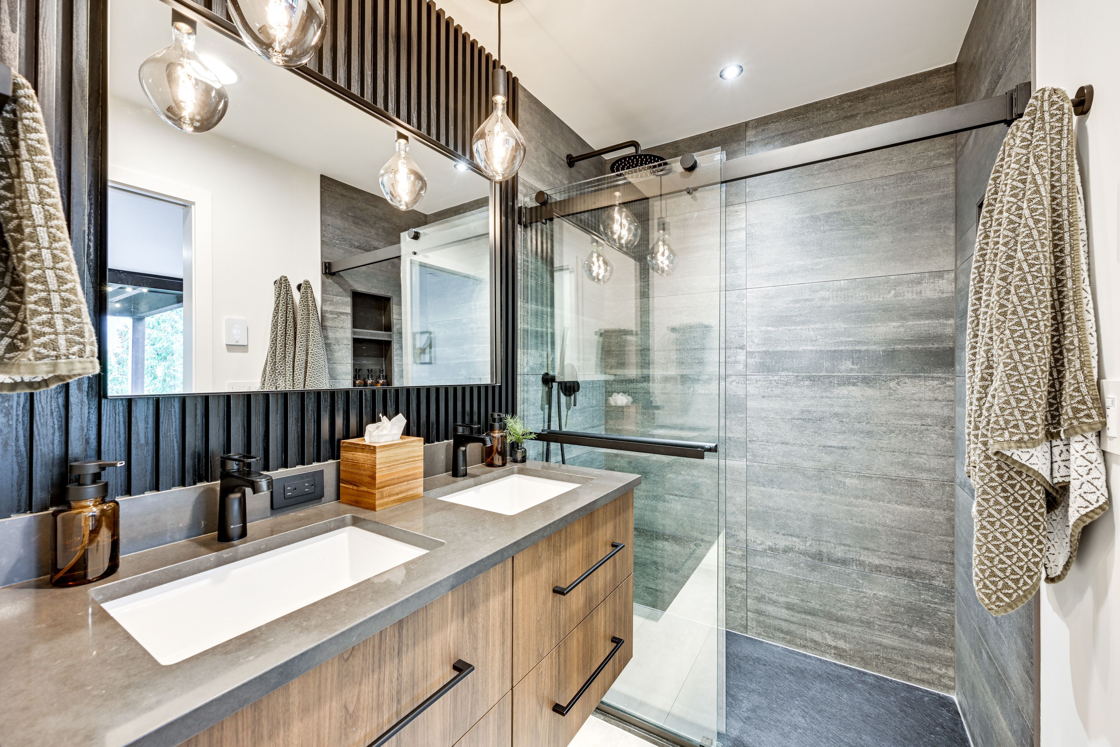 En-Suite Bathroom | Towels Provided | 2nd Floor
