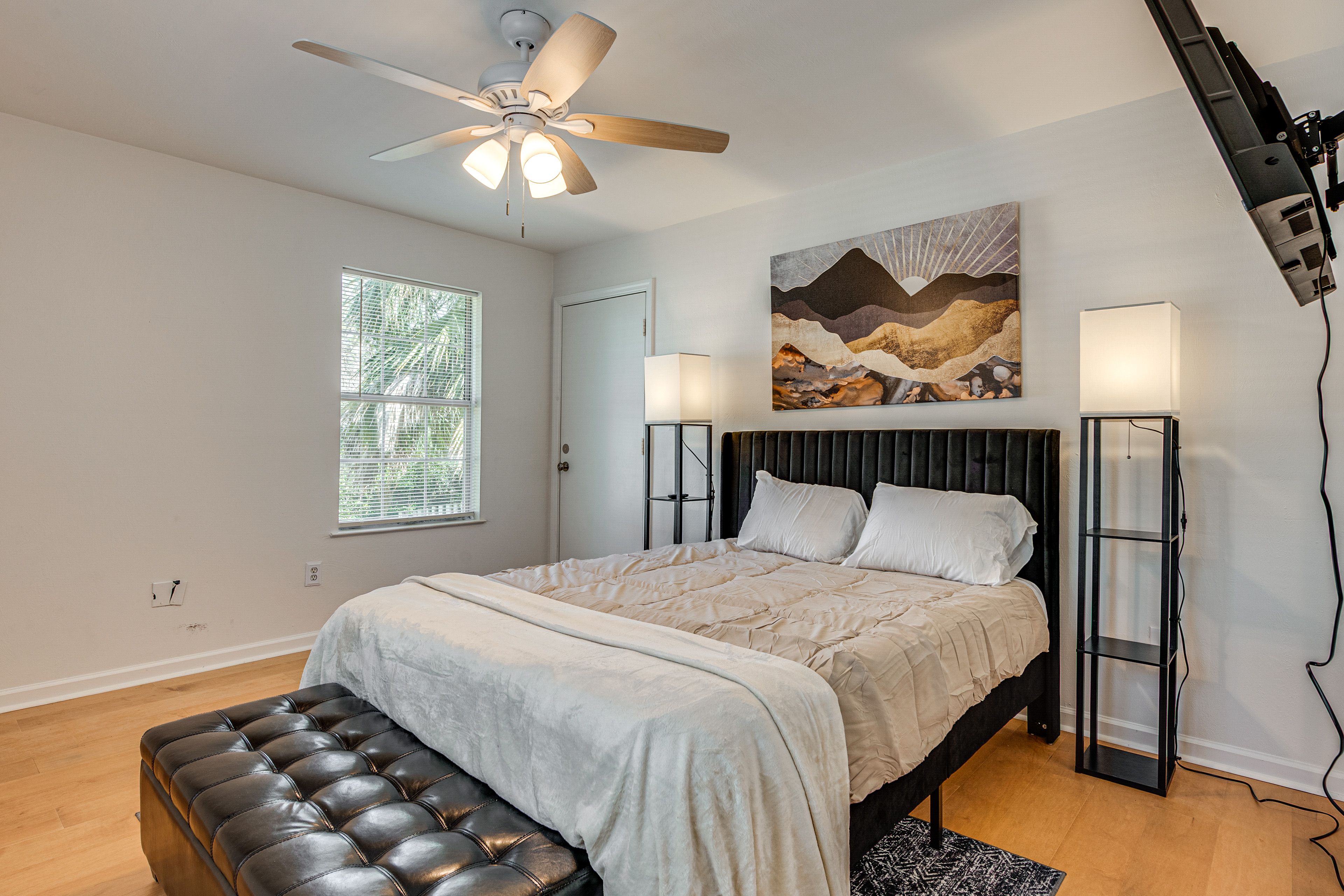 Bedroom 1 | Queen Bed