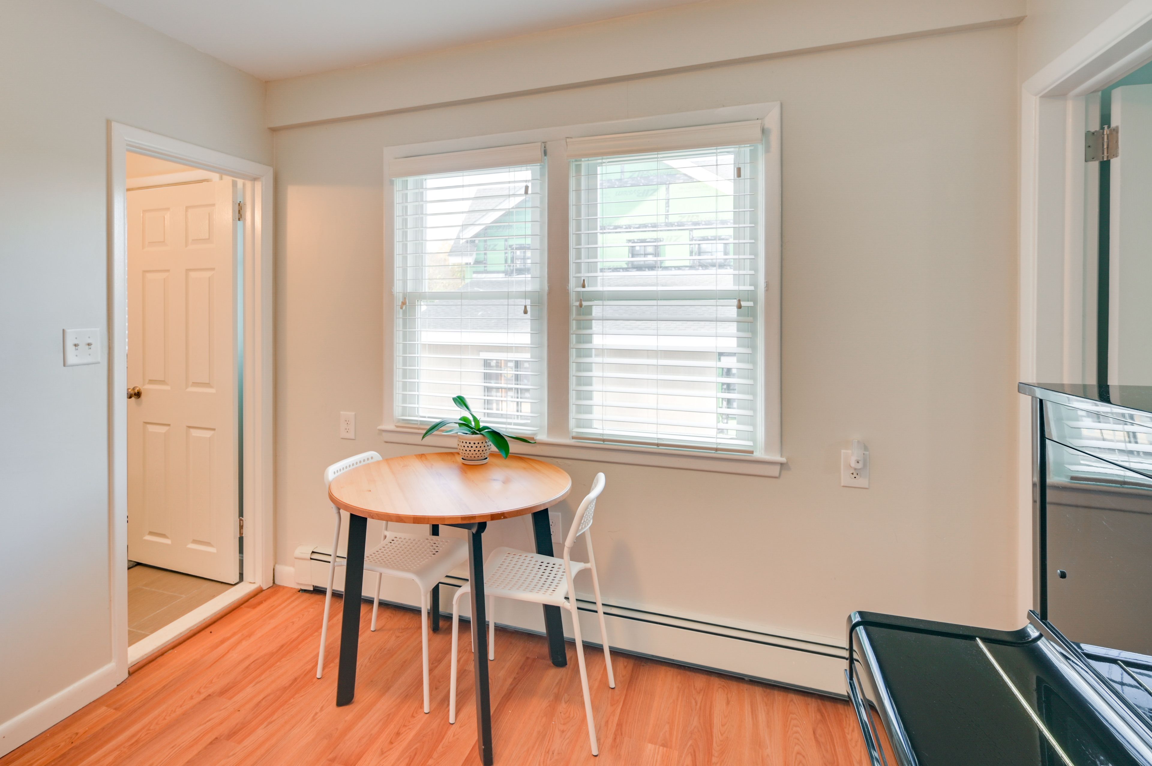 Dining Table | Dishware/Flatware