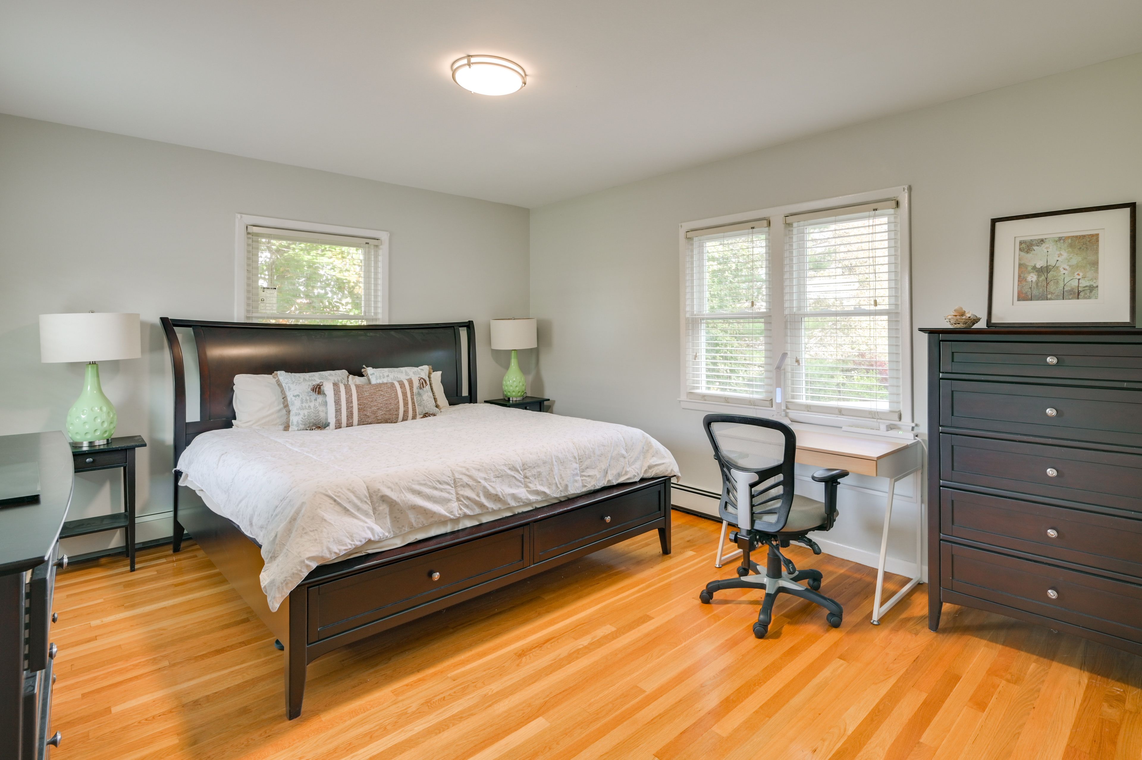 Bedroom | King Bed | Crib | Laptop Workspace | Free WiFi | Smart TV