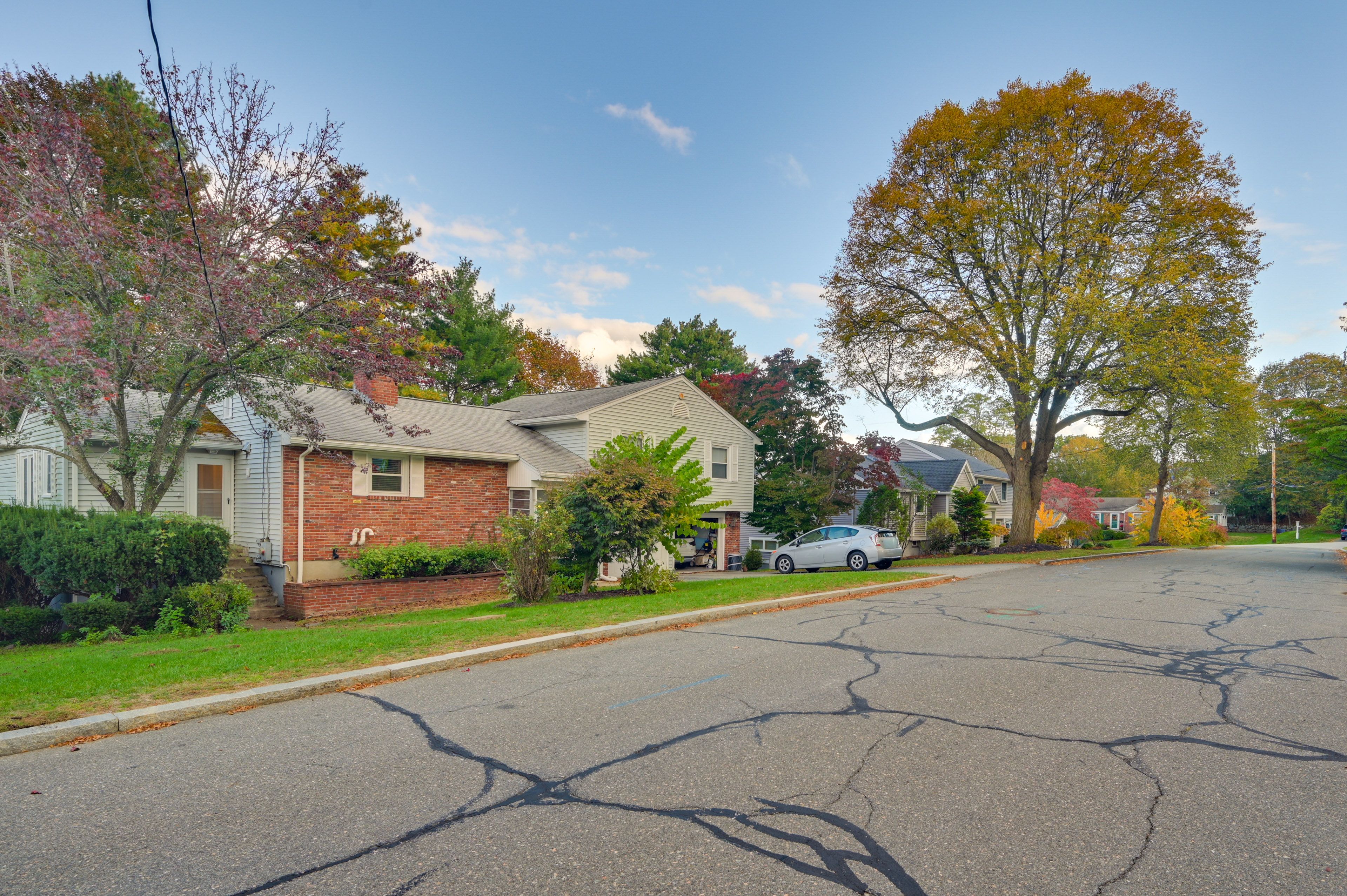 Apartment Exterior | Street Parking