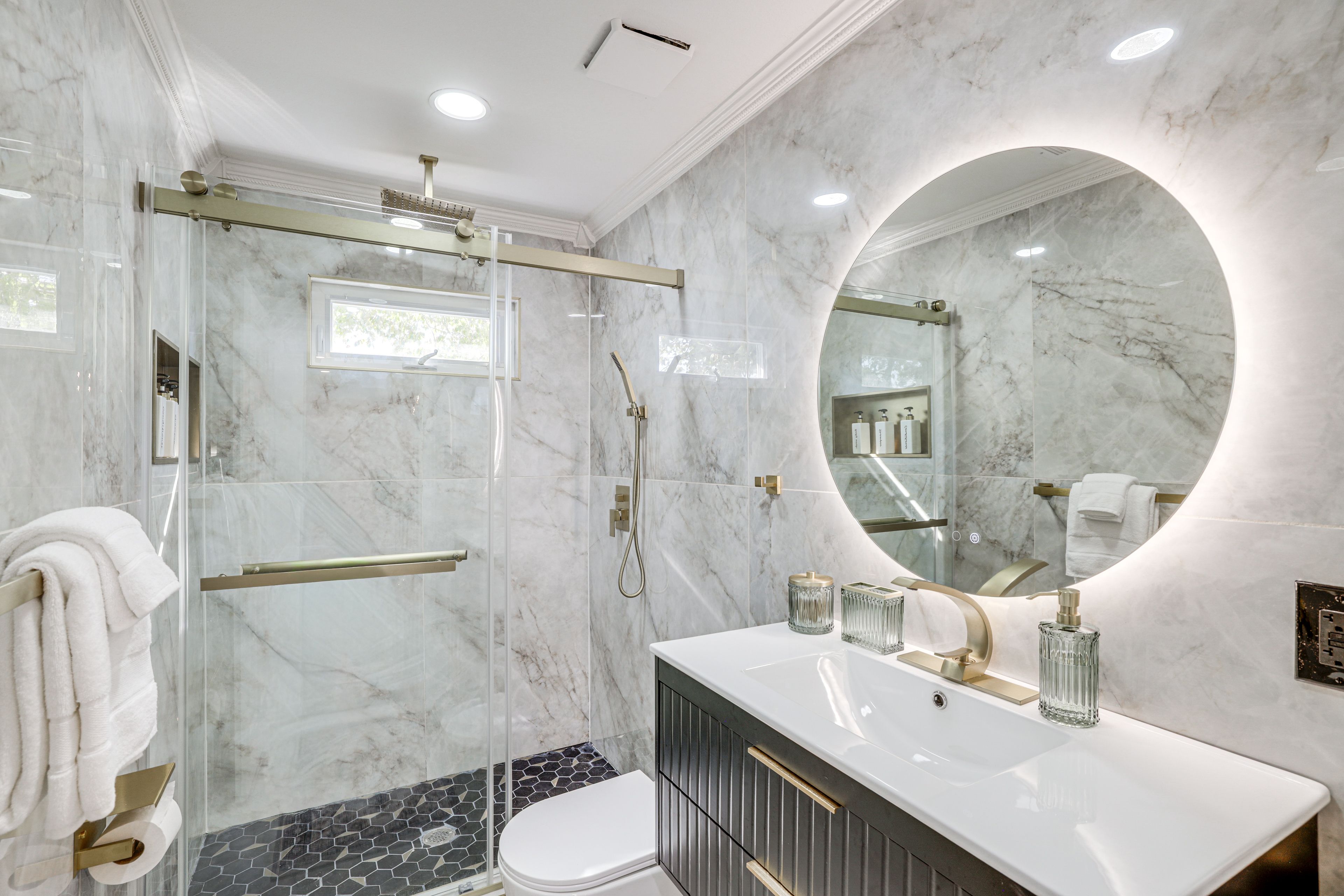 Full Bathroom | Complimentary Toiletries | Towels Provided