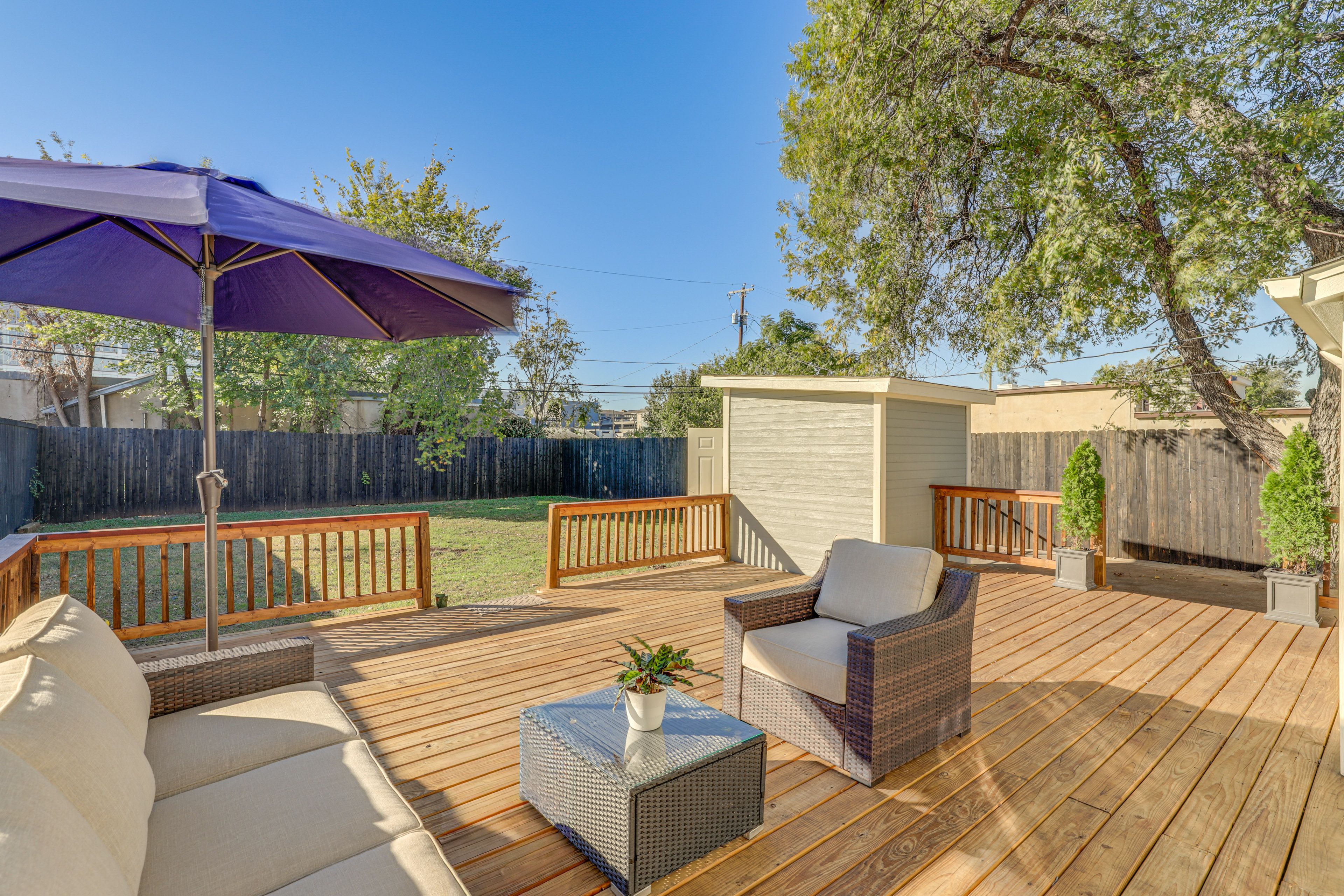 Deck | Lounge Seating | Umbrella