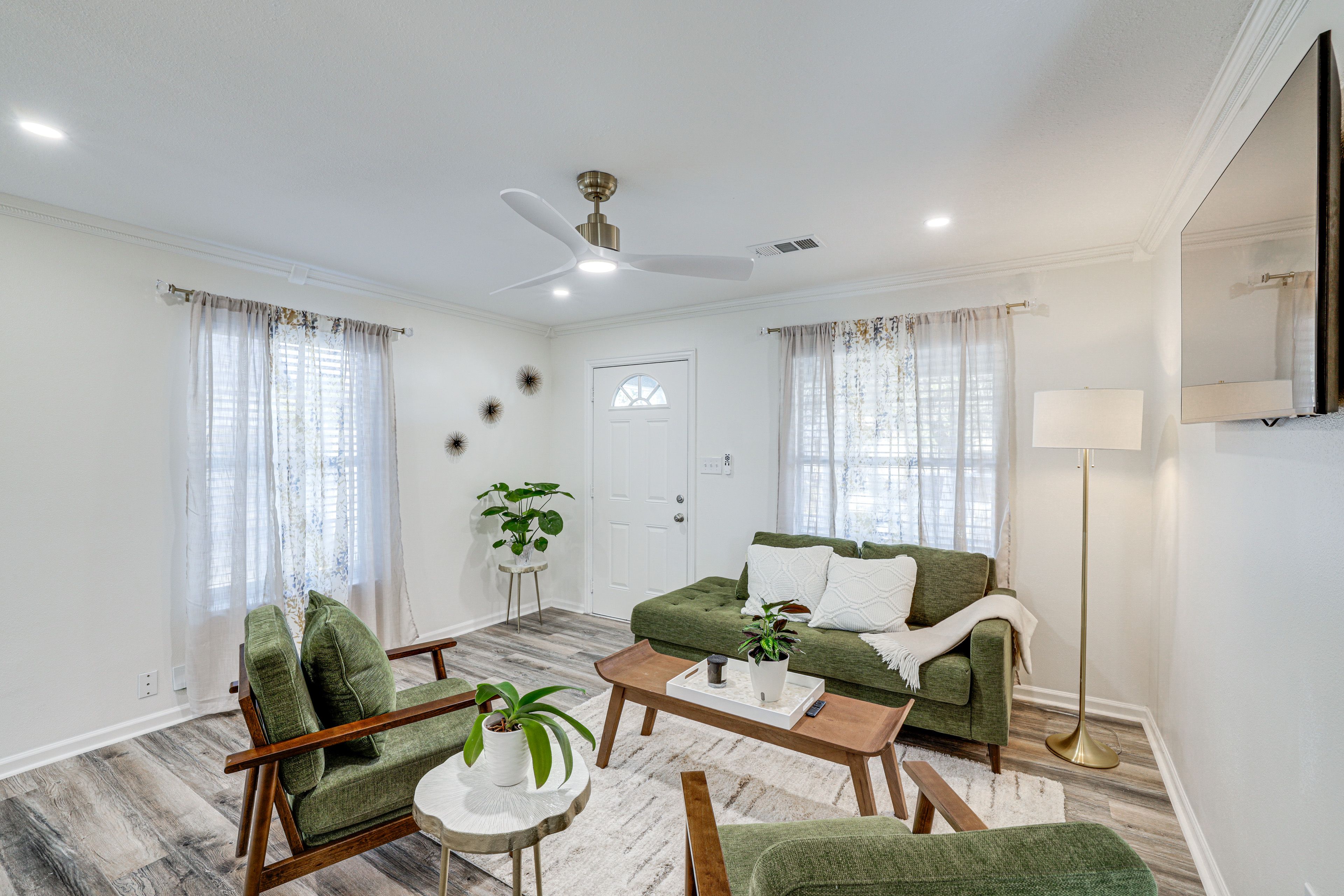 Living Room | Smart TV | Central Heating & A/C | Free WiFi