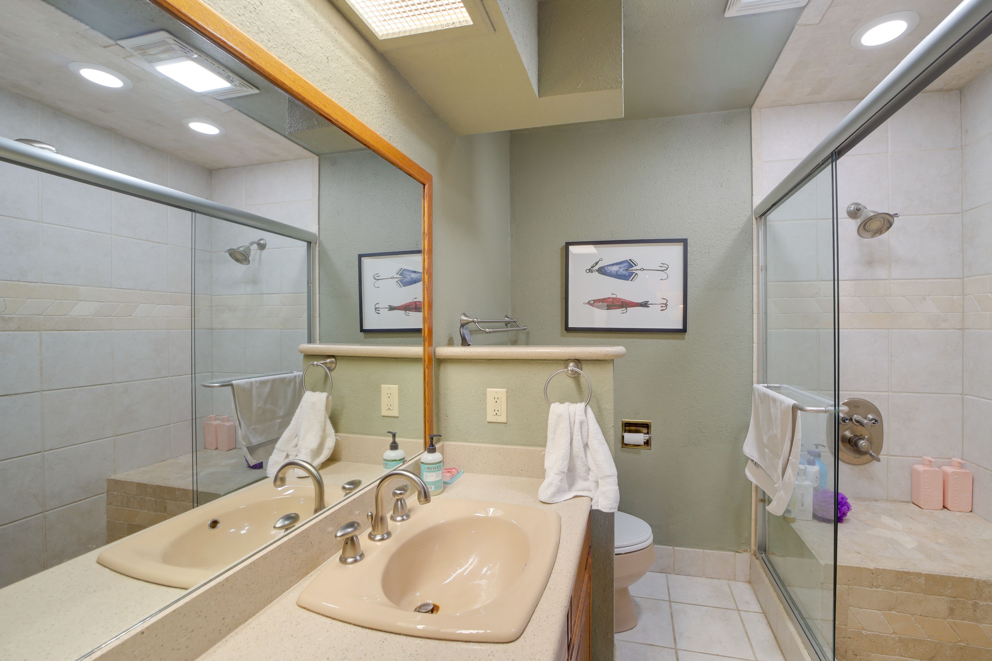 Full Bath | Towels | Hair Dryer | 1st Floor