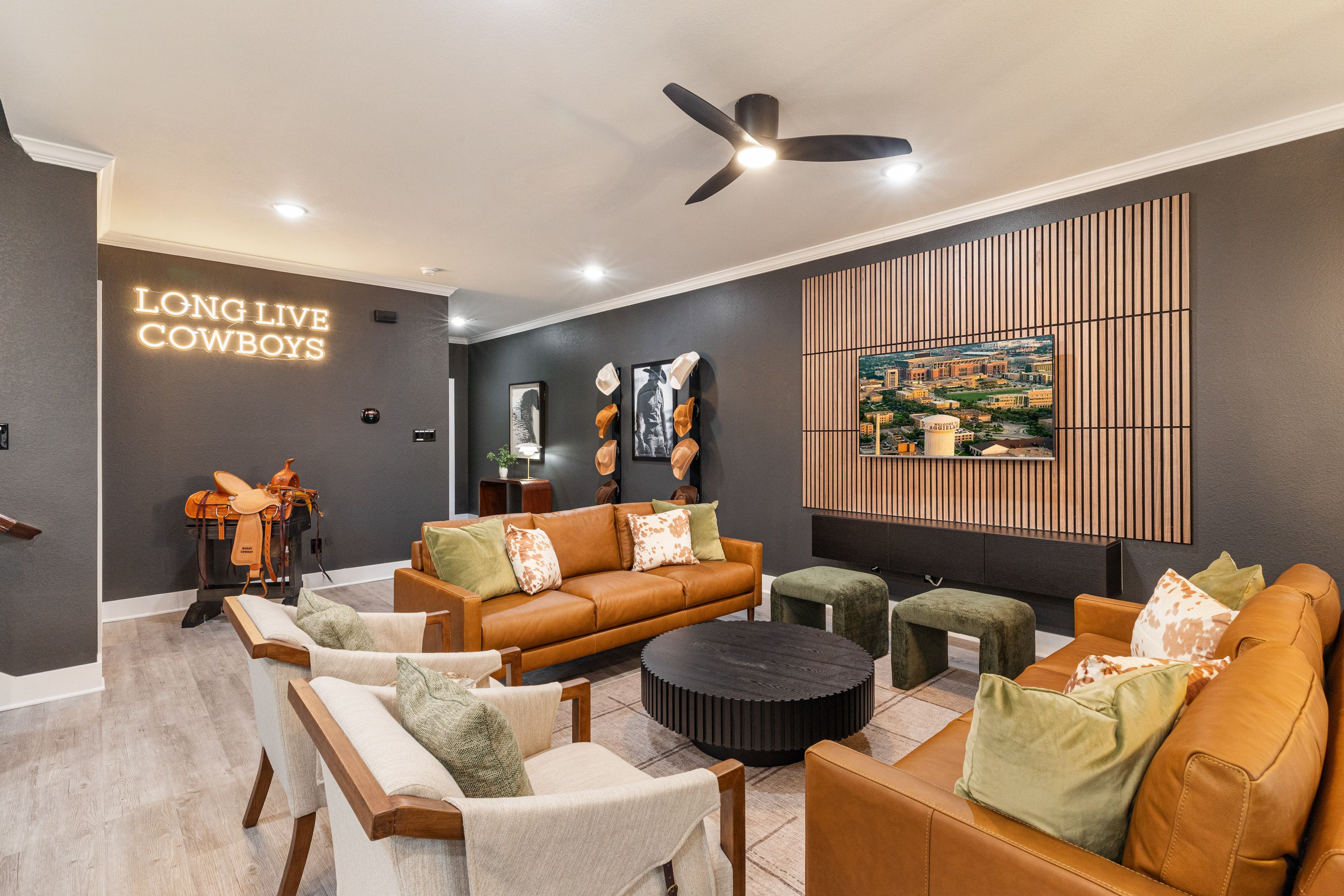 Living Room | Free WiFi | Central Heating & A/C | Smart TV | 1st Floor