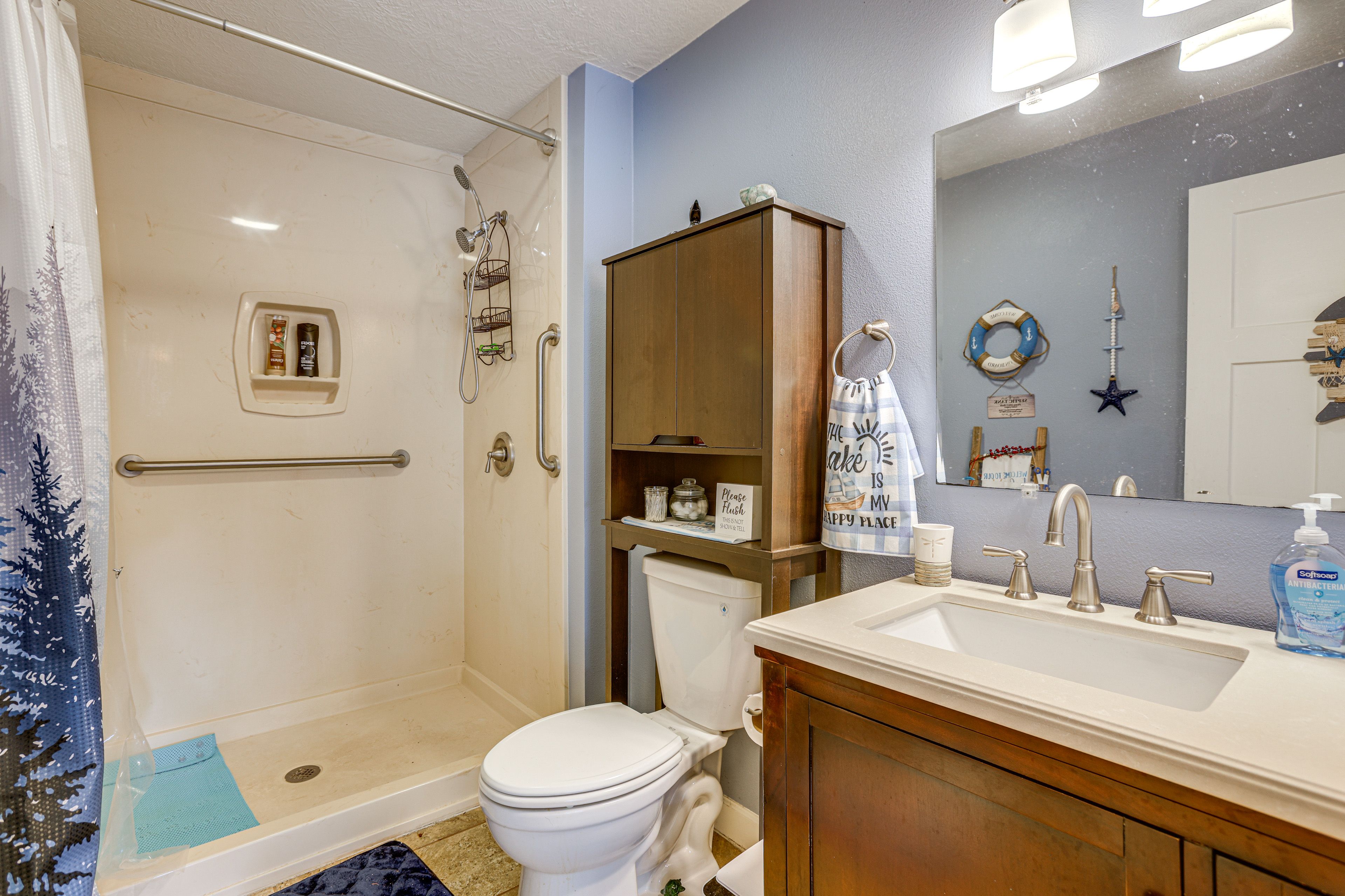 Full Bathroom | Towels Provided