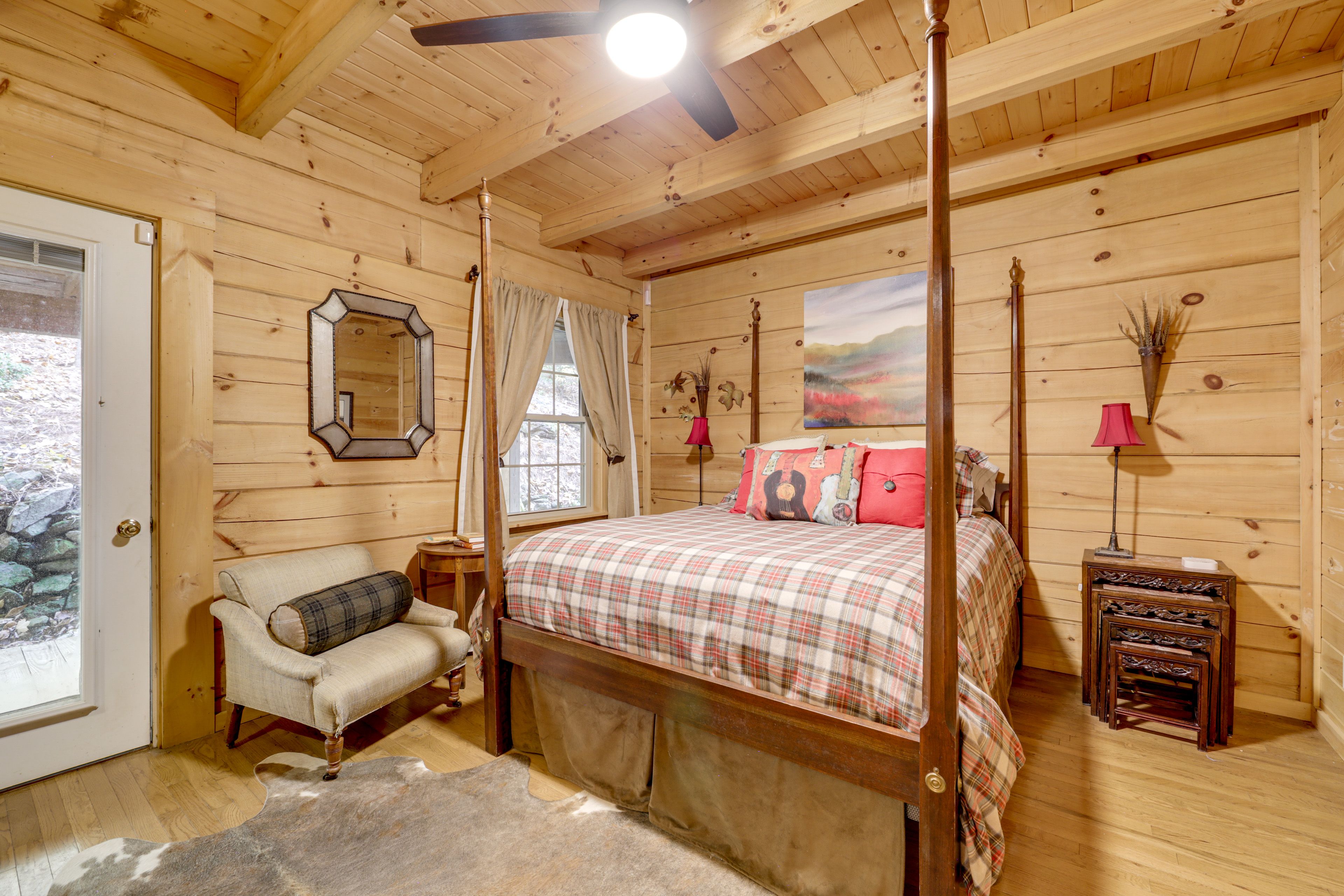 Bedroom 1 | Queen Bed | 1st Floor