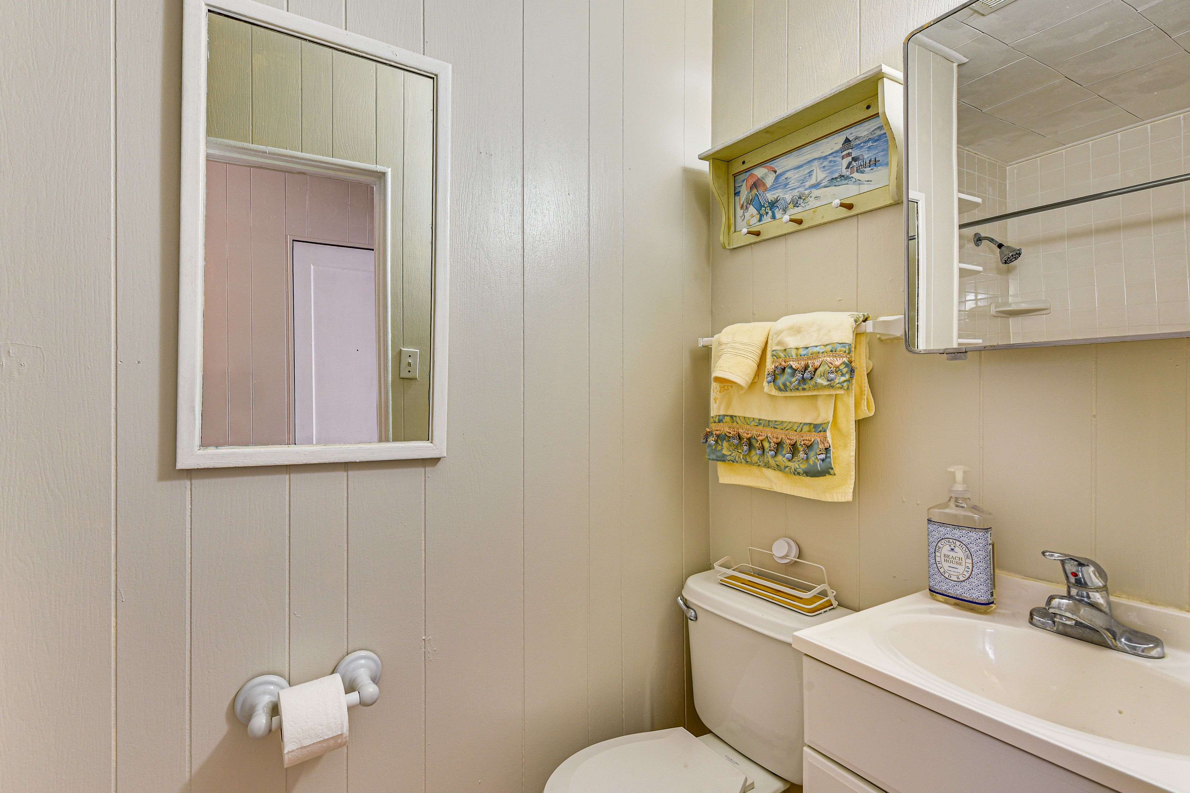 Full Bathroom | Towels Provided