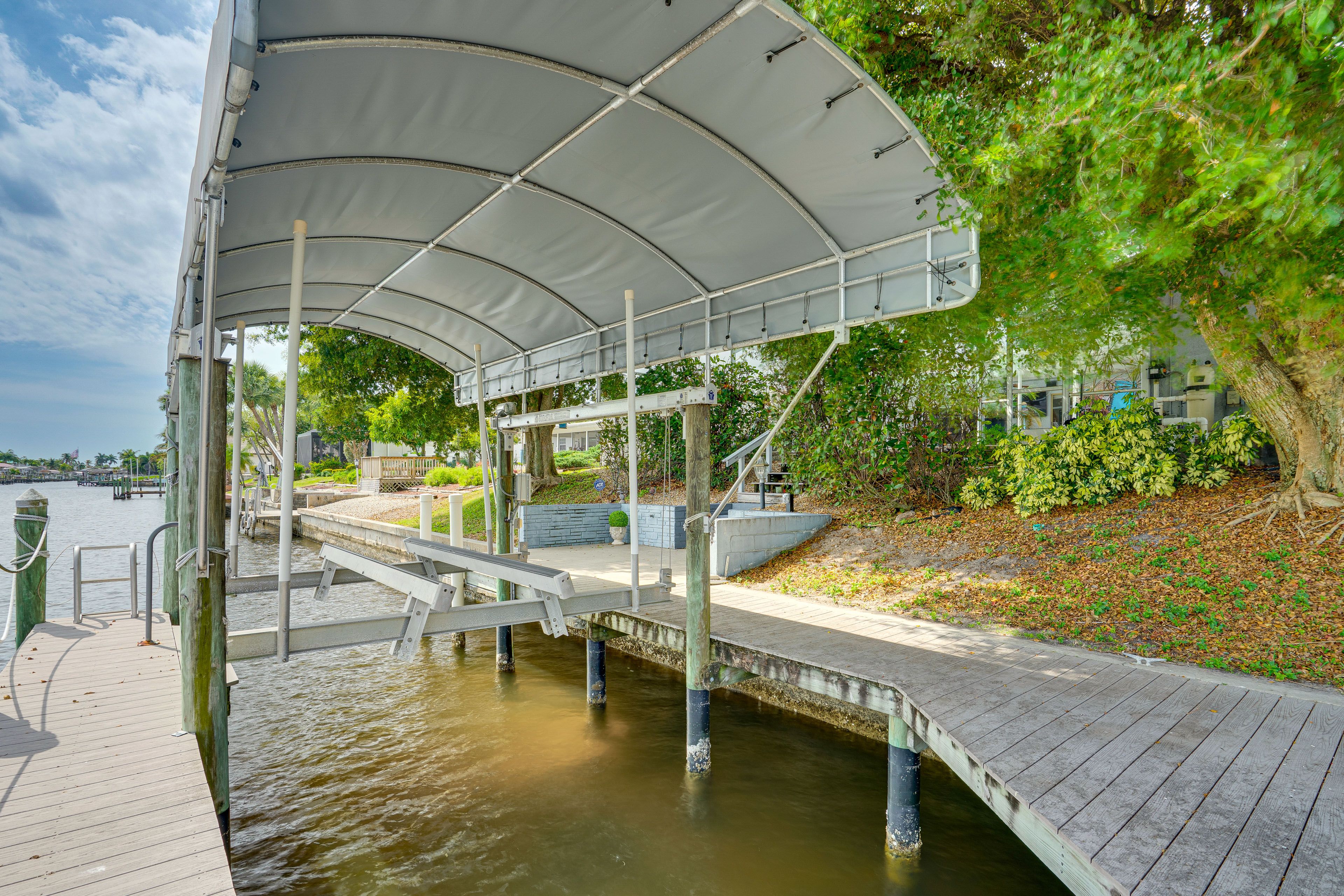 Boat Dock w/ Lift