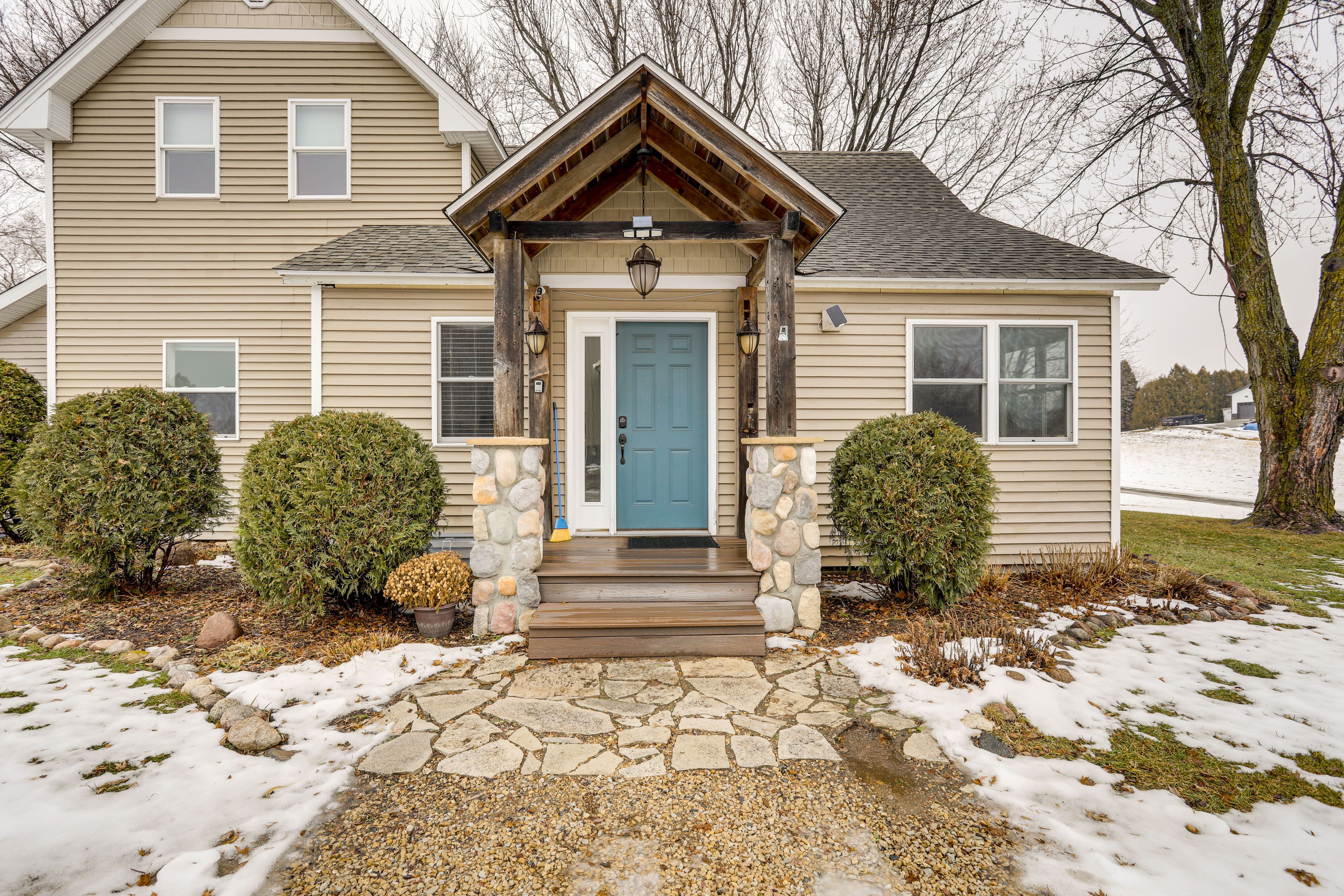 Parking | Garage (1 Vehicle) | Driveway (4 Vehicles) | Trailer