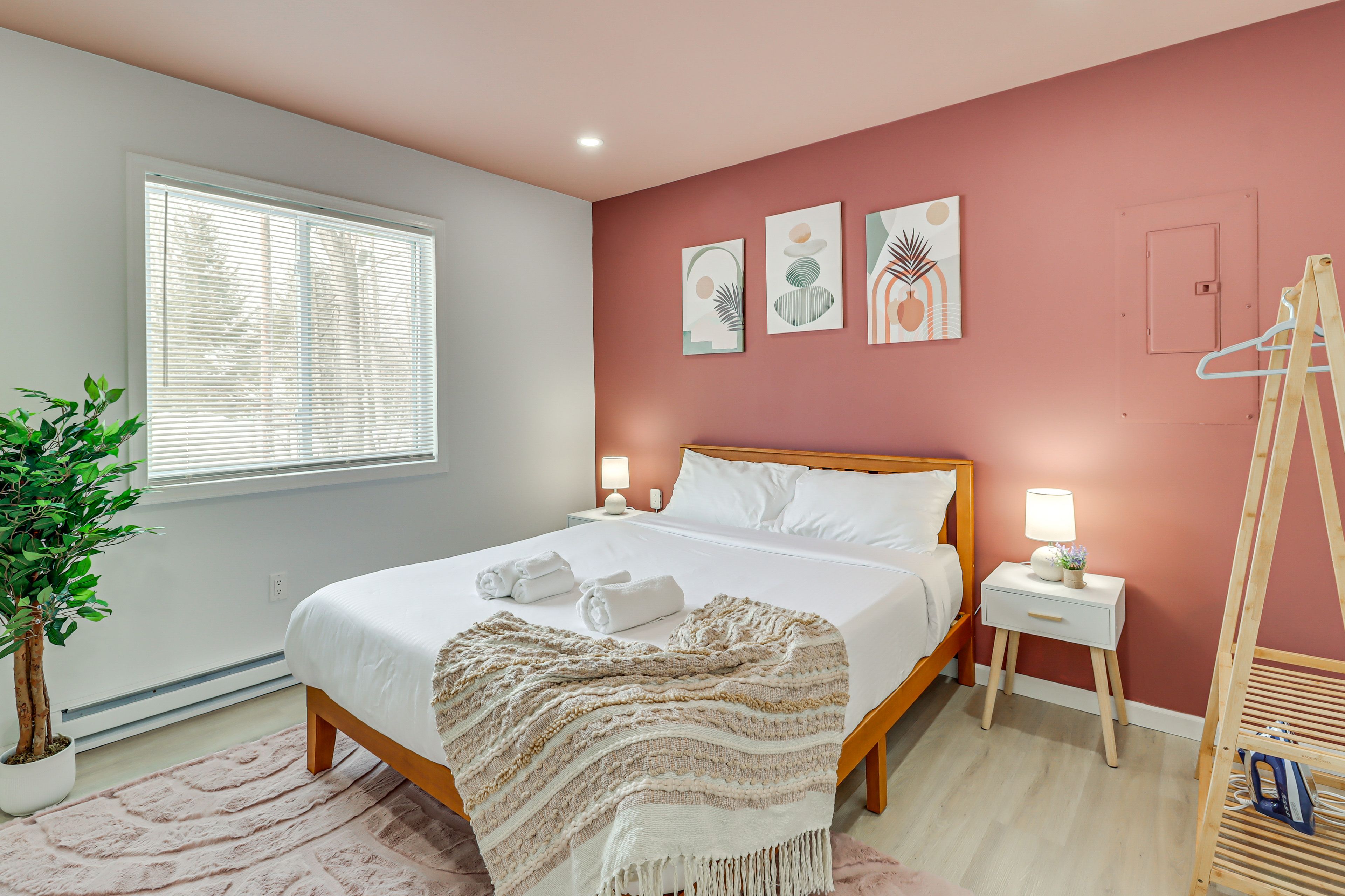 Bedroom 1 | Queen Bed