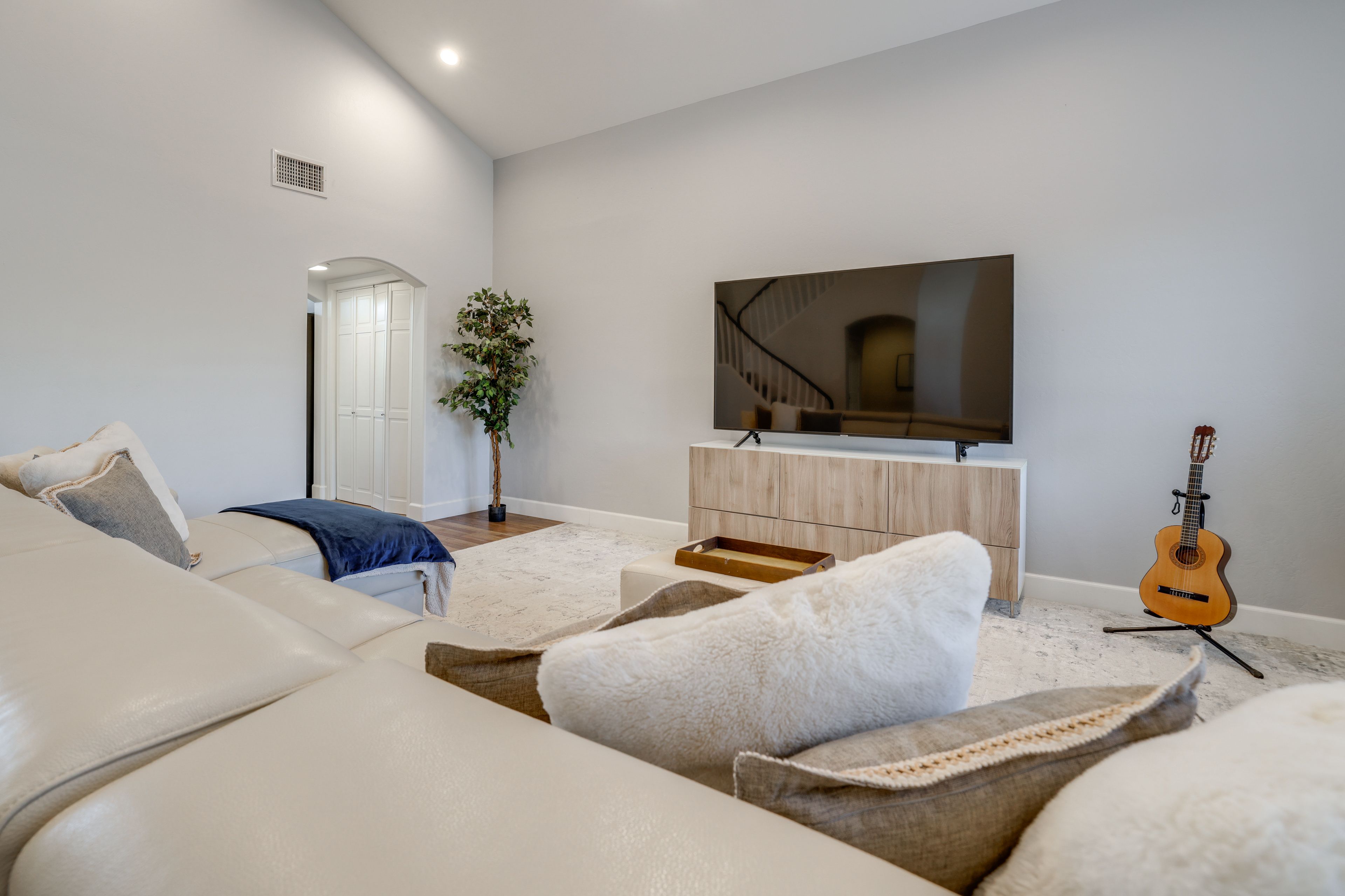 Living Room | 1st Floor | Smart TV | Free WiFi | Reclining Sectional