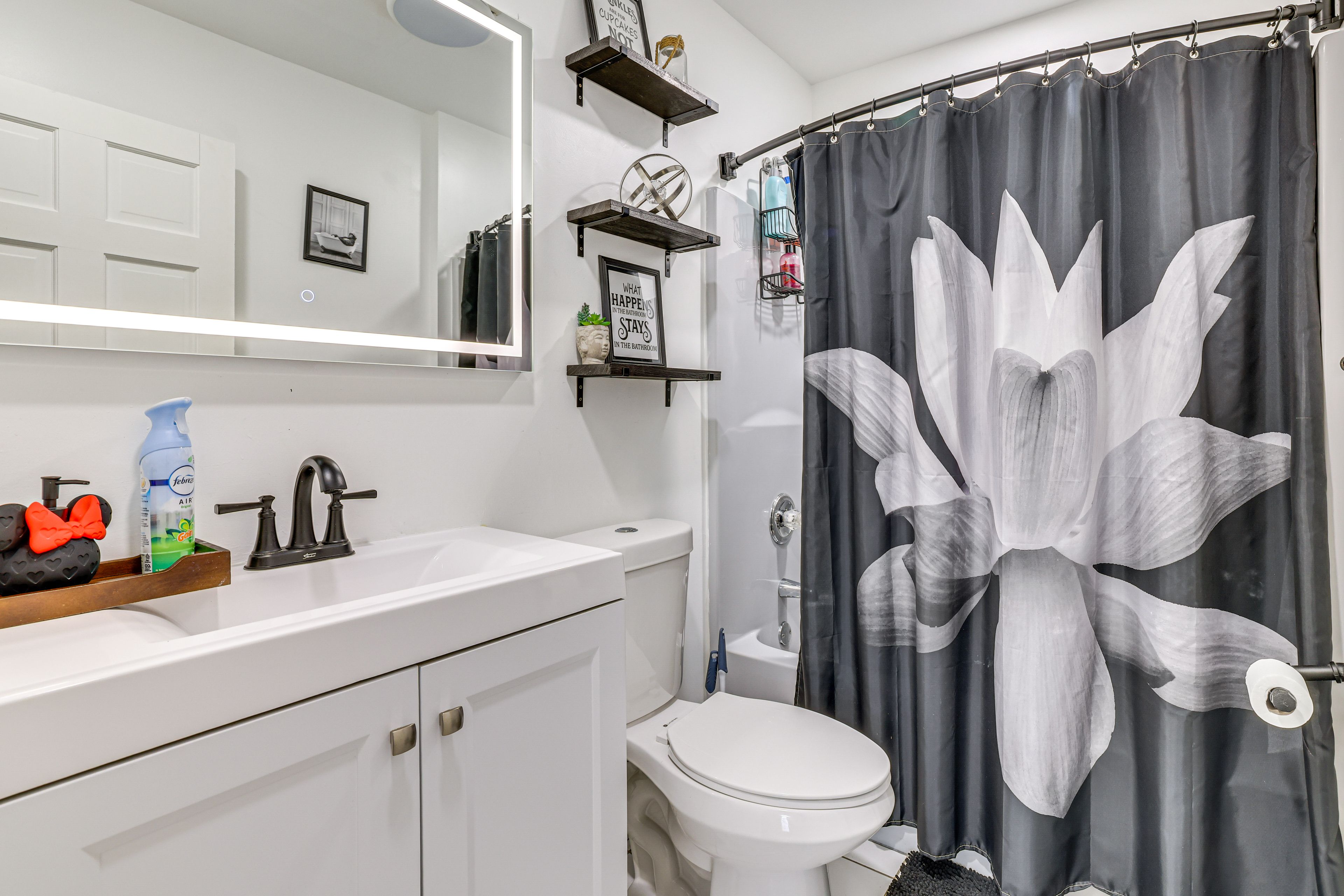 Full Bathroom | 2nd Floor | Complimentary Toiletries
