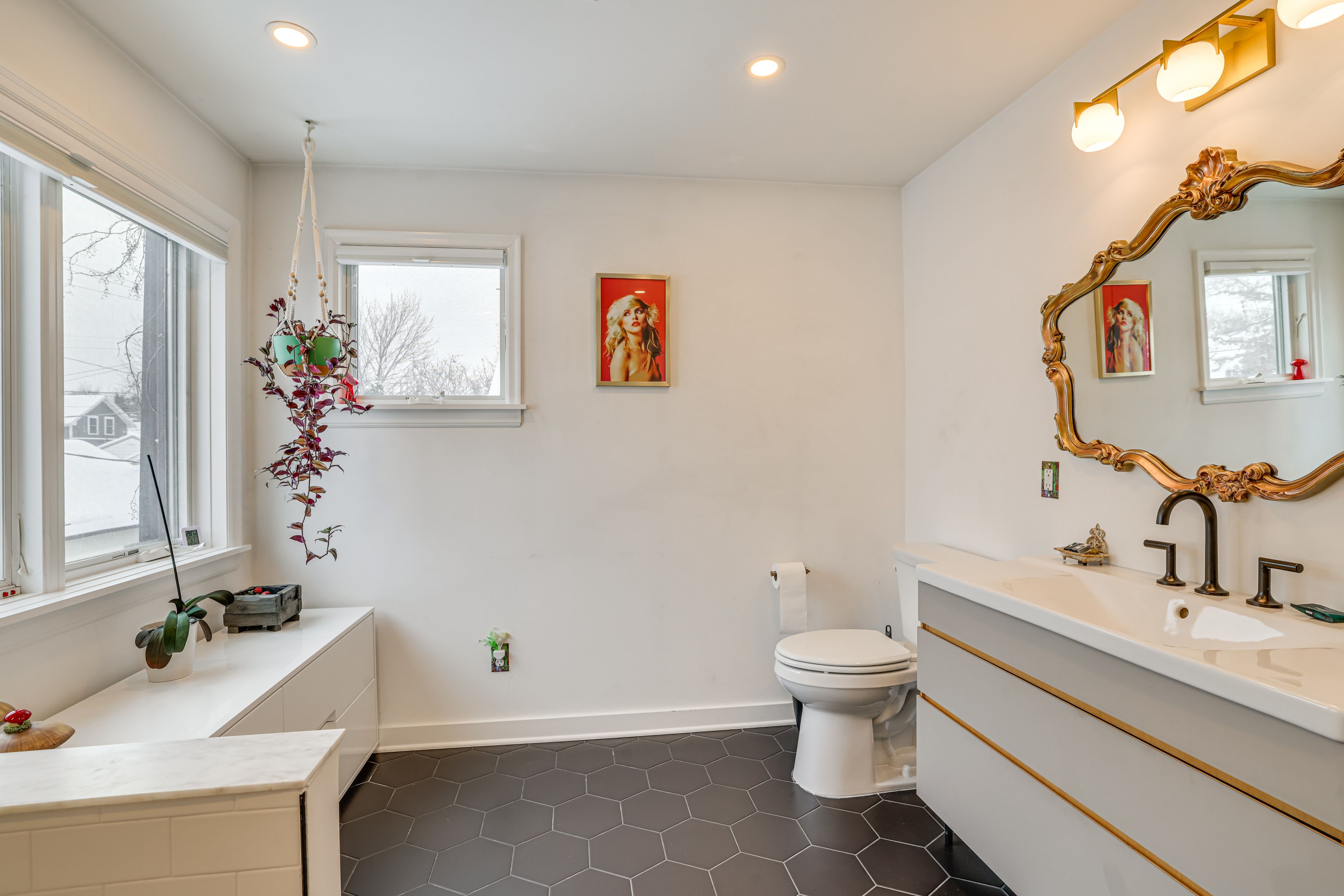 Full Bathroom | Towels Provided | 2nd Floor