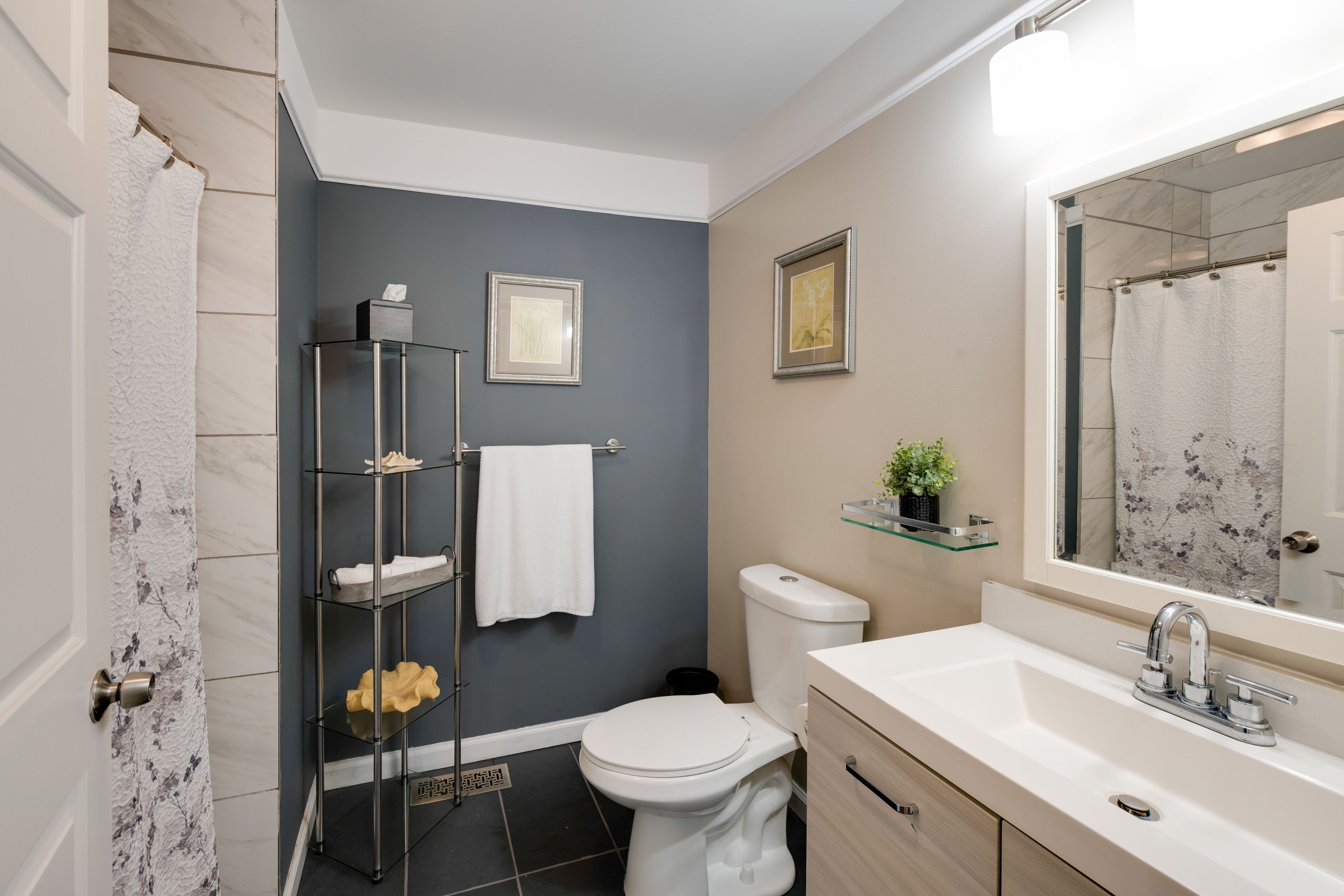 Full Bathroom | Complimentary Toiletries | Towels Provided