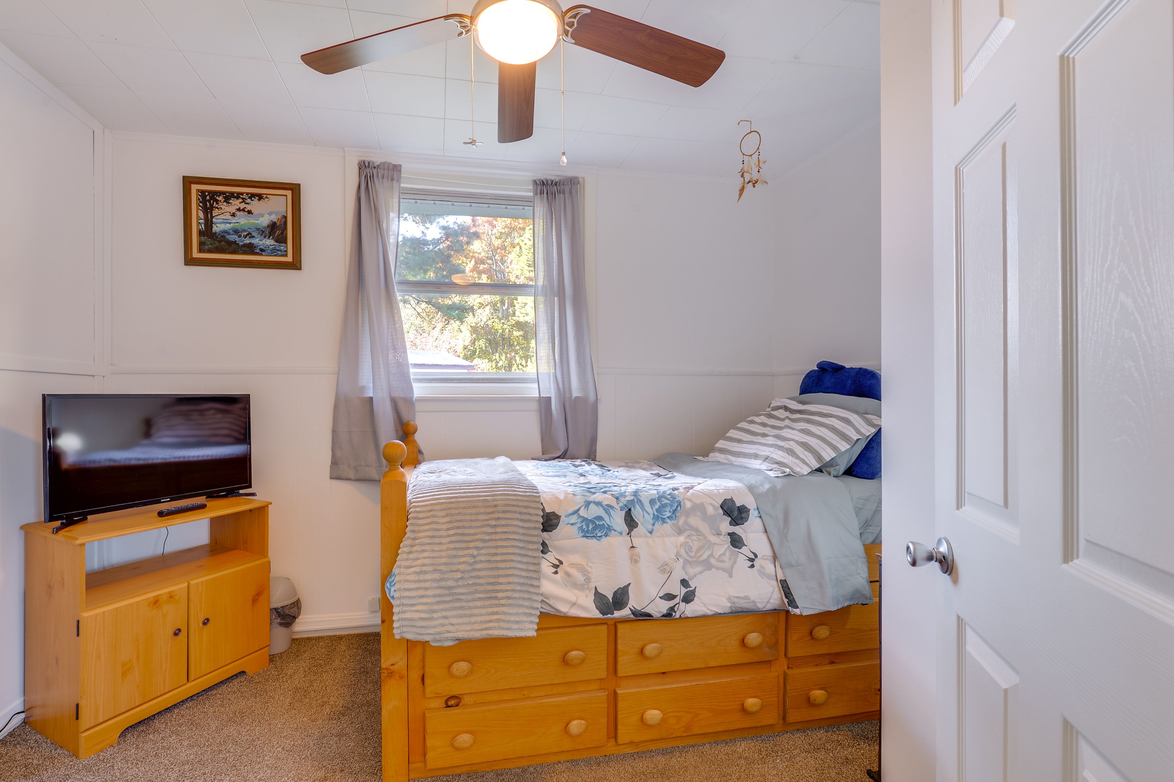 Bedroom 2 | Twin Bed | Flat-Screen TV