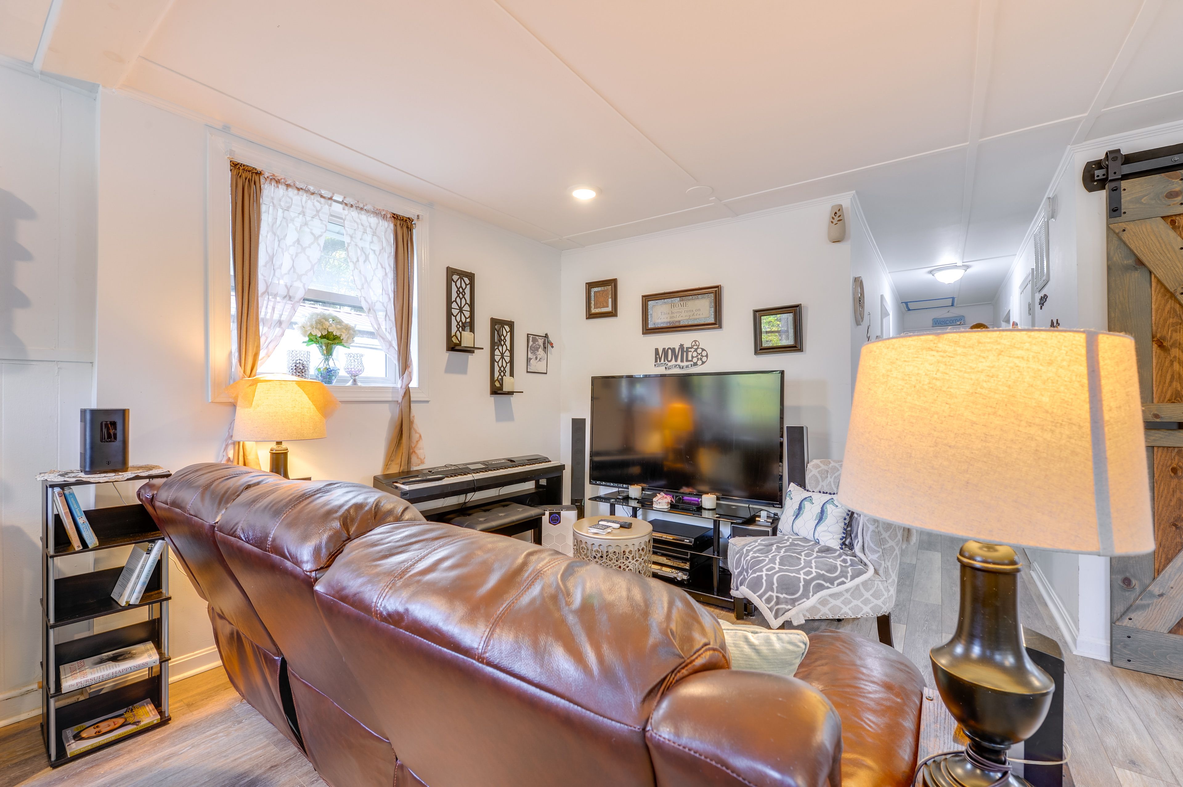 Living Room | Flat-Screen TV | Keyboard | Board Games | Central Heating & A/C